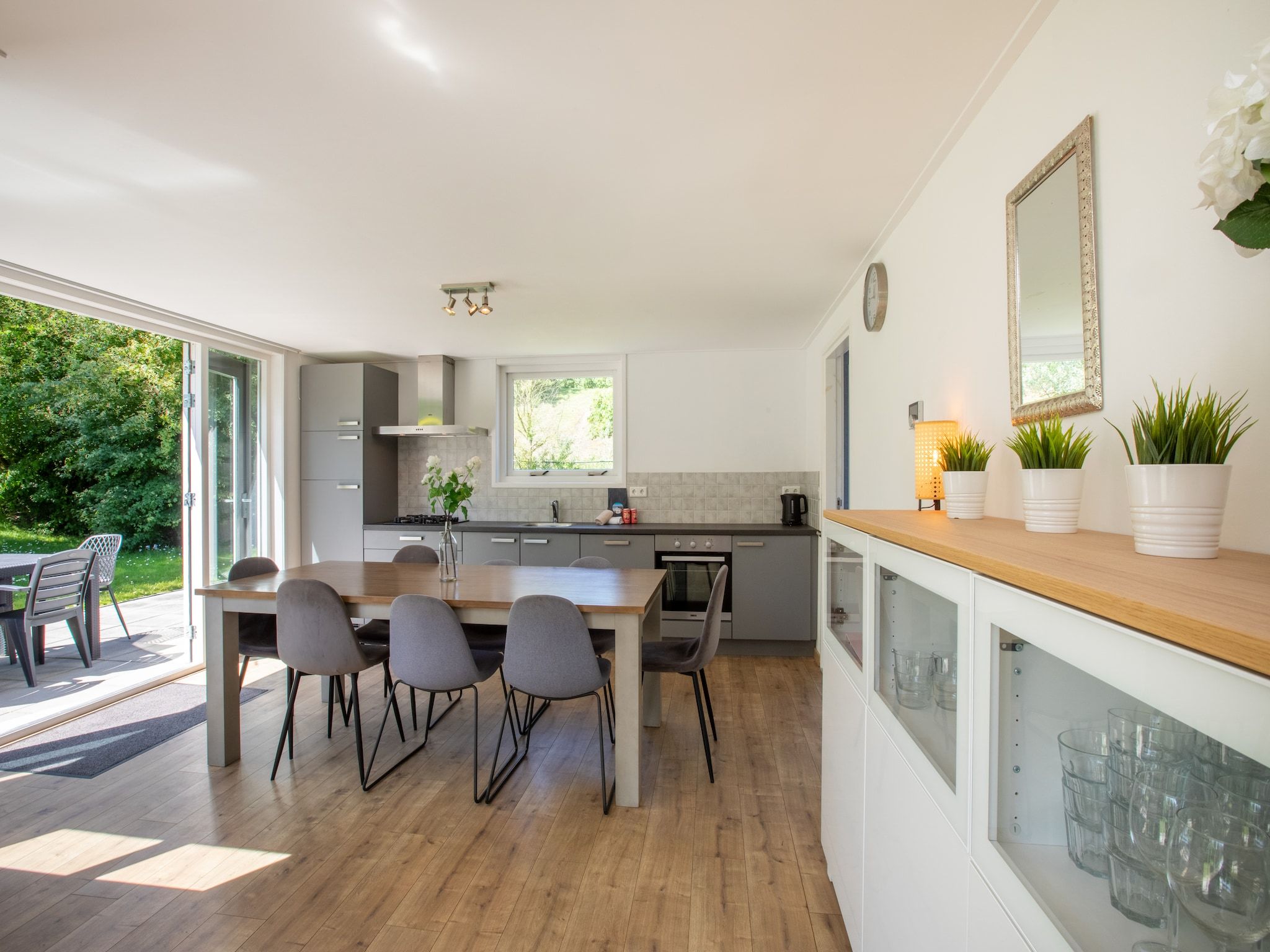 De woonkamer van Inlaag 20 in Wolphaartsdijk