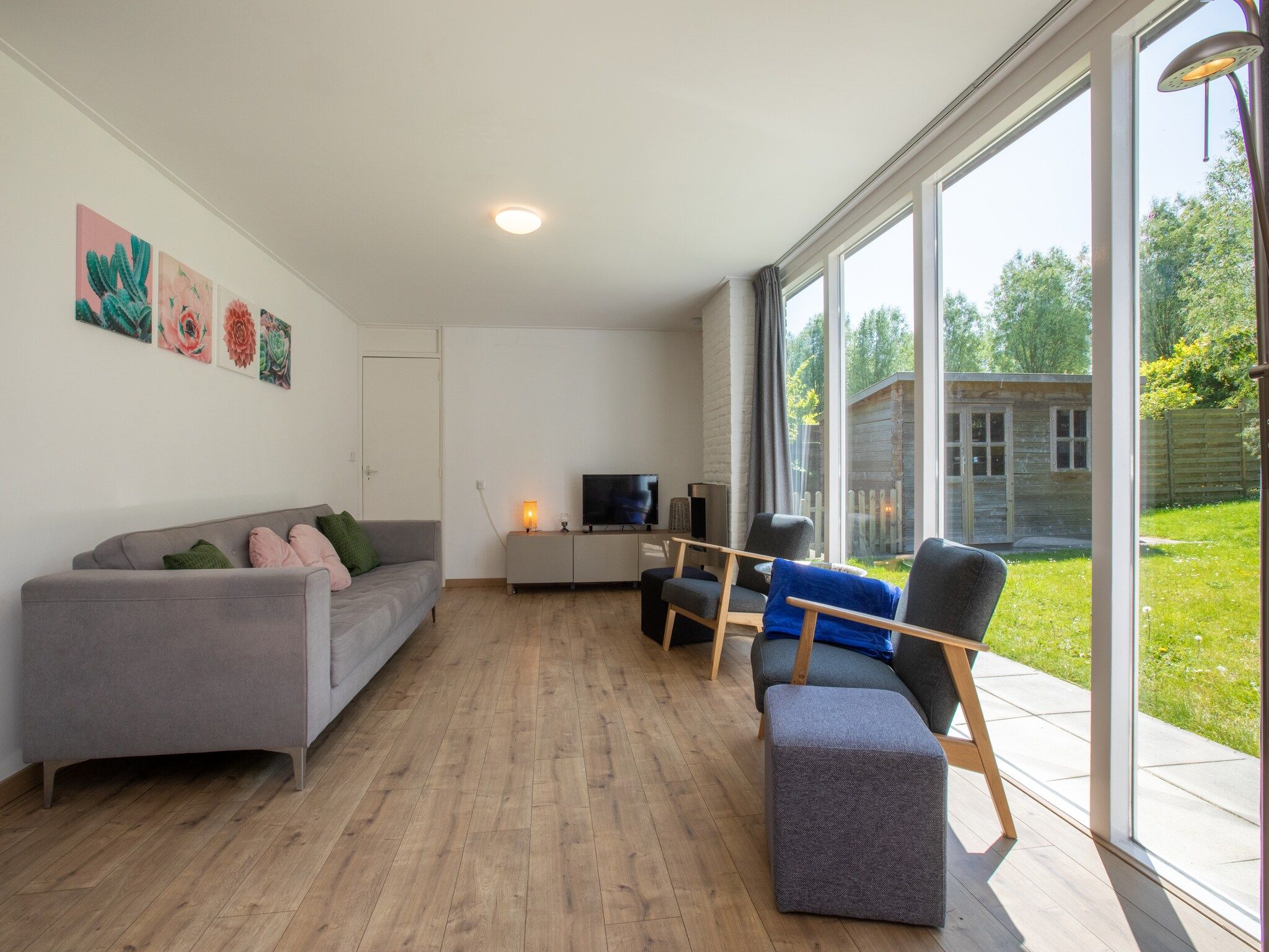 De woonkamer van Inlaag 20 in Wolphaartsdijk