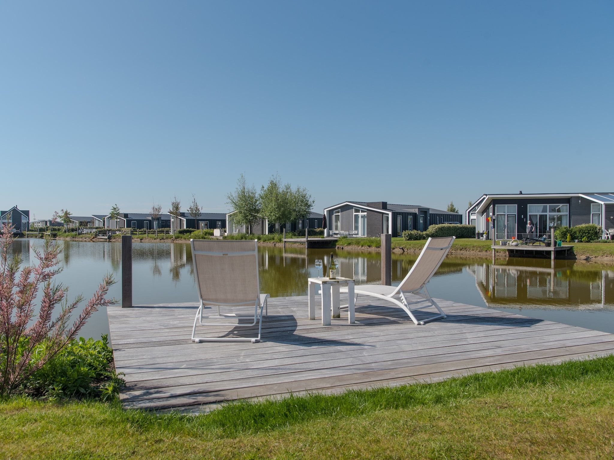 Het terras van Water Resort Oosterschelde 46 in Wemeldinge