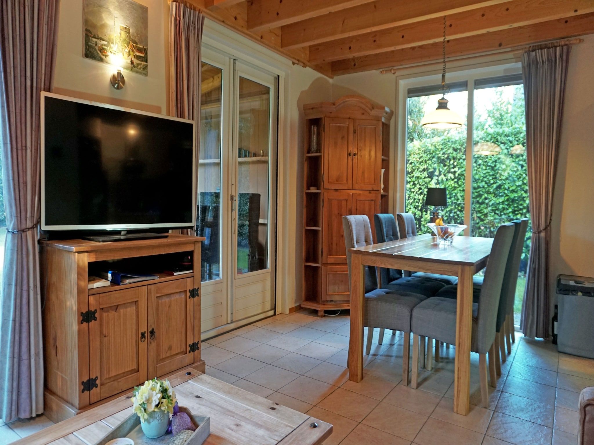 De eetkamer van Prachtig vrijstaand huis met tuin op de Veluwe in Epe