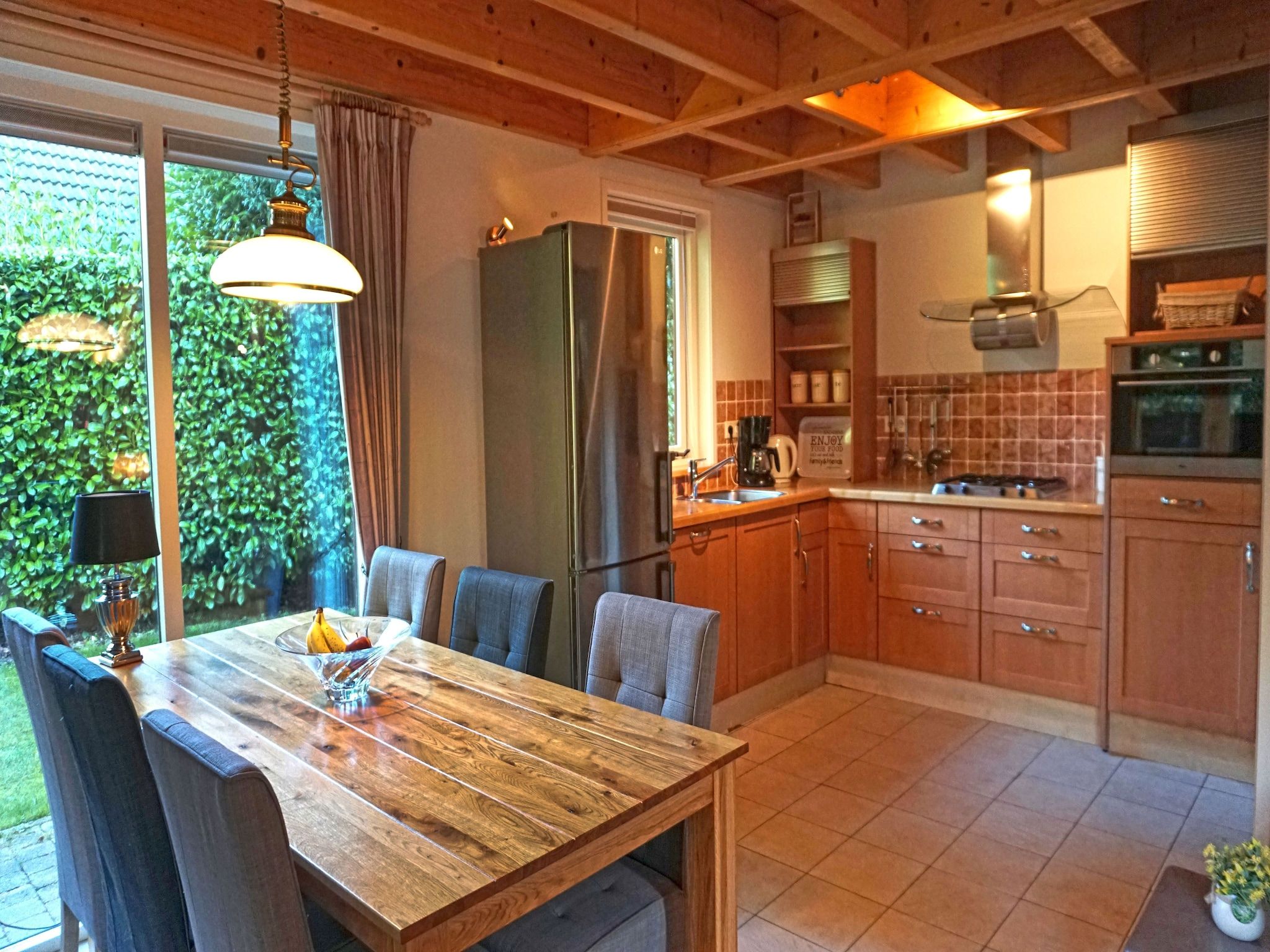 De eetkamer van Prachtig vrijstaand huis met tuin op de Veluwe in Epe