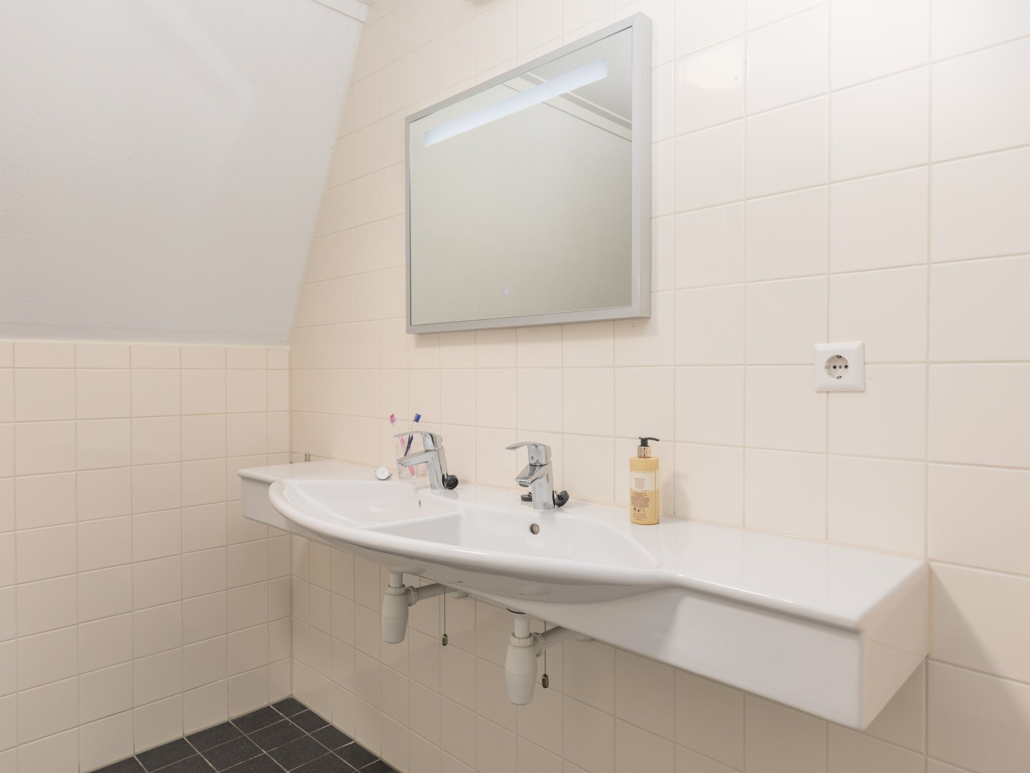 De badkamer van Marinapark Volendam 10 in Volendam