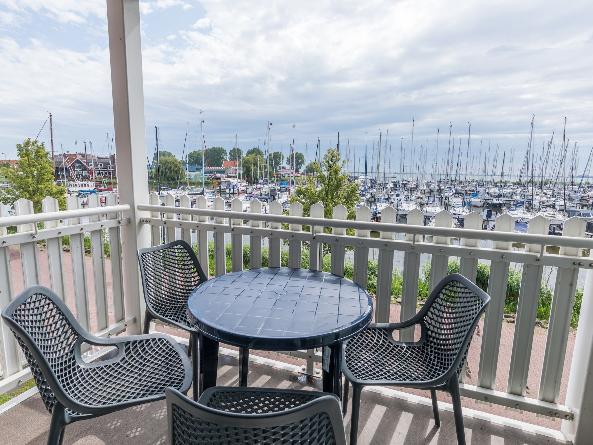 Het terras van Marinapark Volendam 10 in Volendam