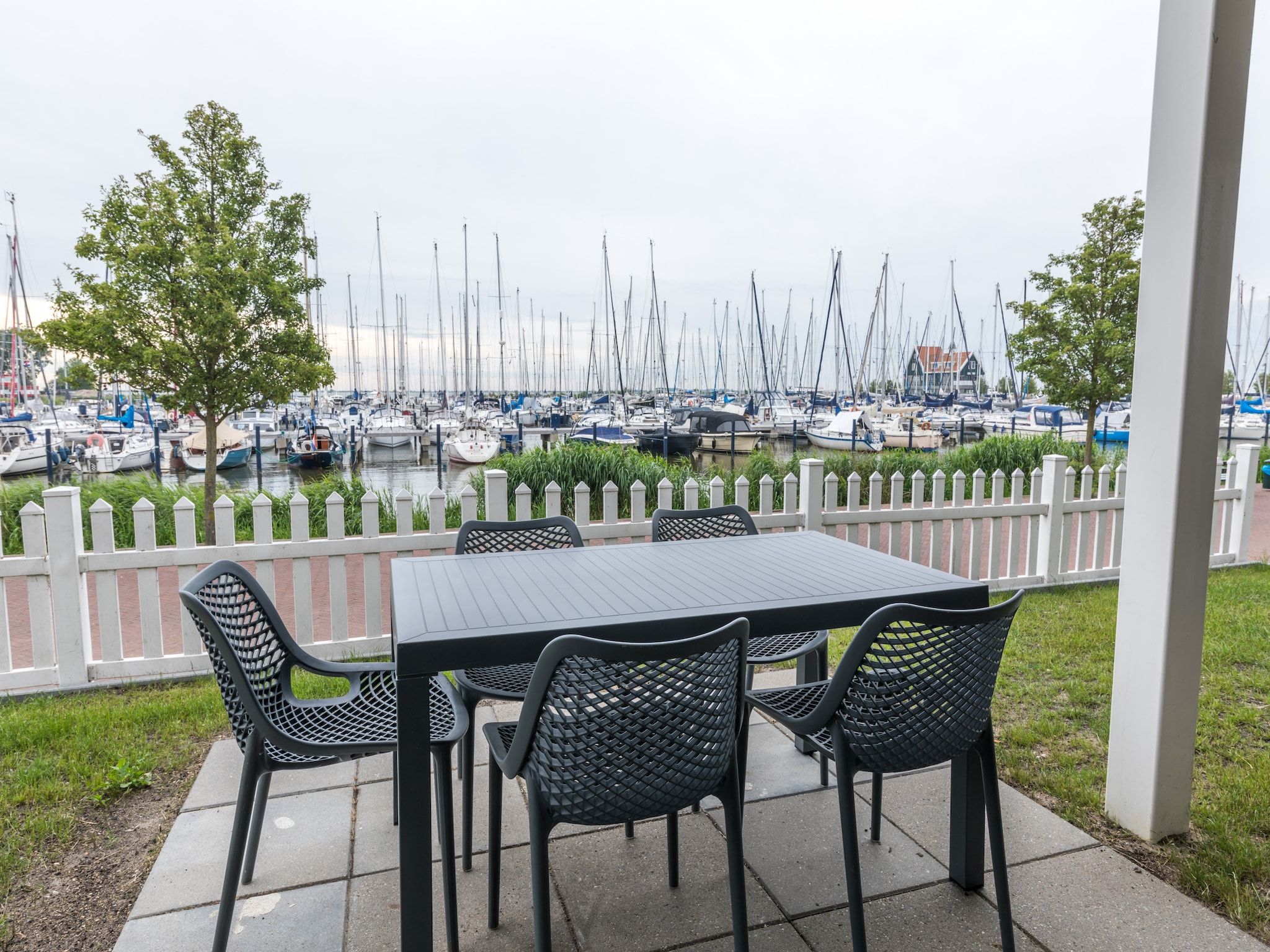 Het terras van Marinapark Volendam 11 in Volendam