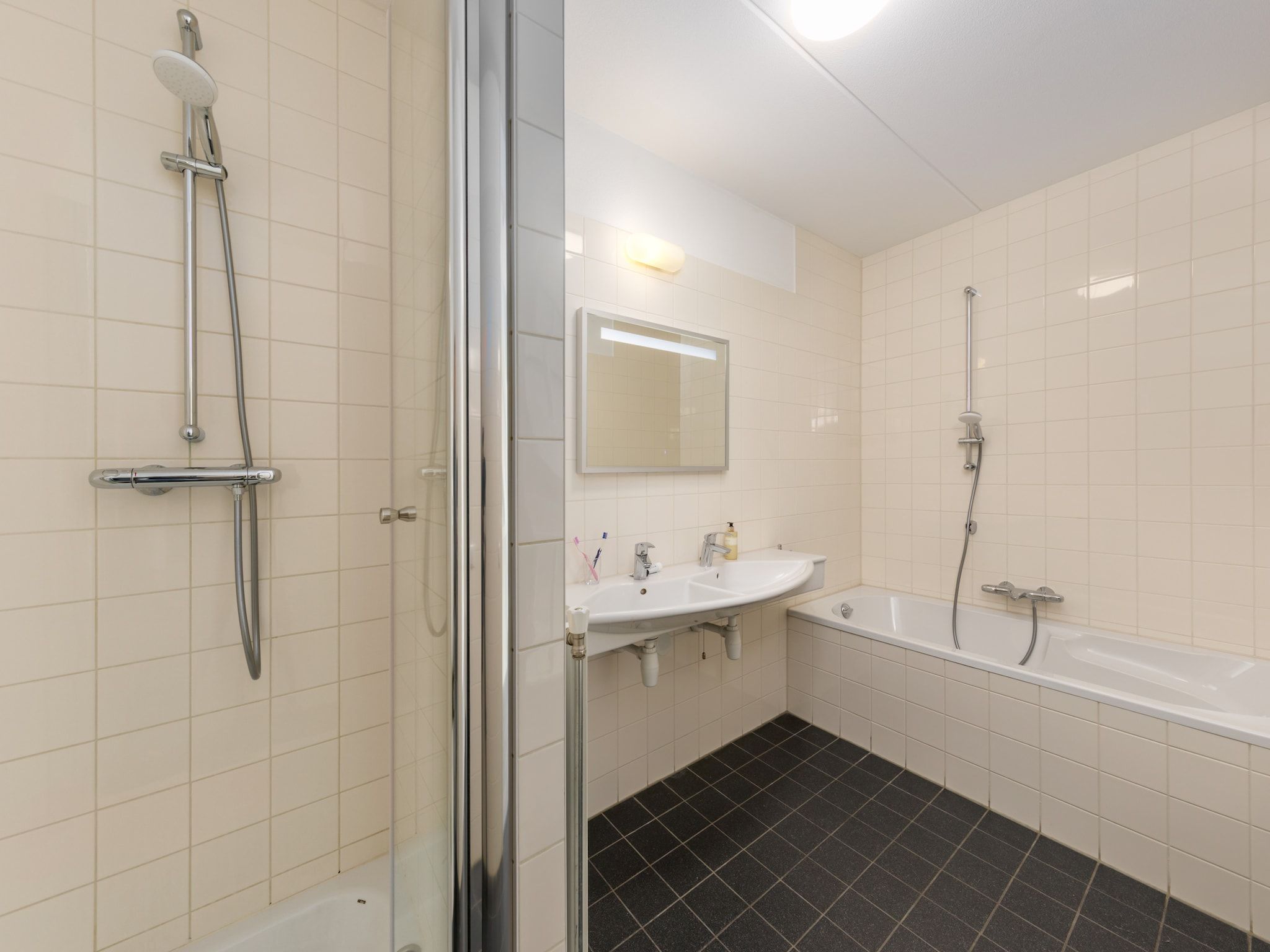 De badkamer van Marinapark Volendam 12 in Volendam