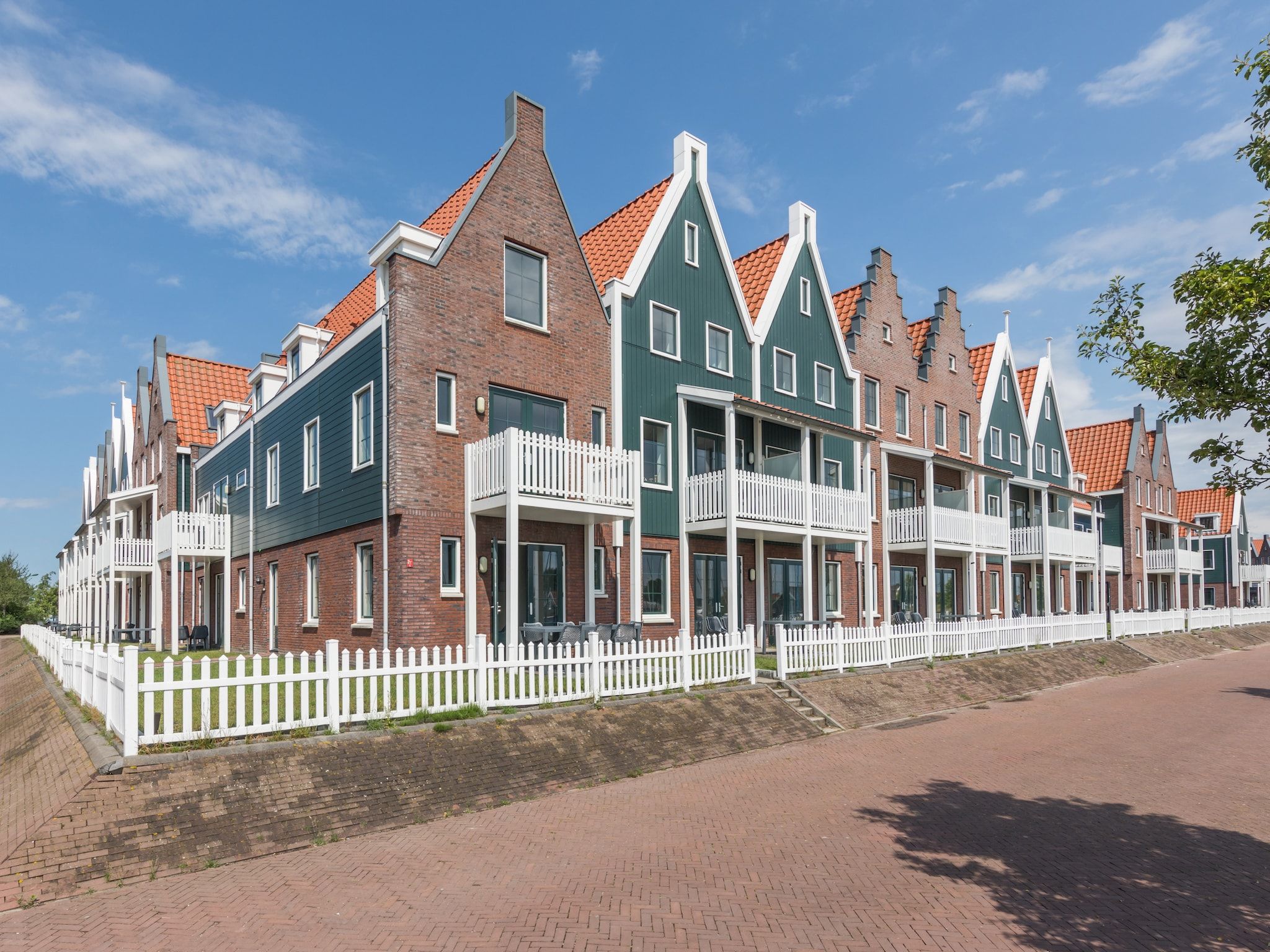 De buitenkant van Marinapark Volendam 12 in Volendam