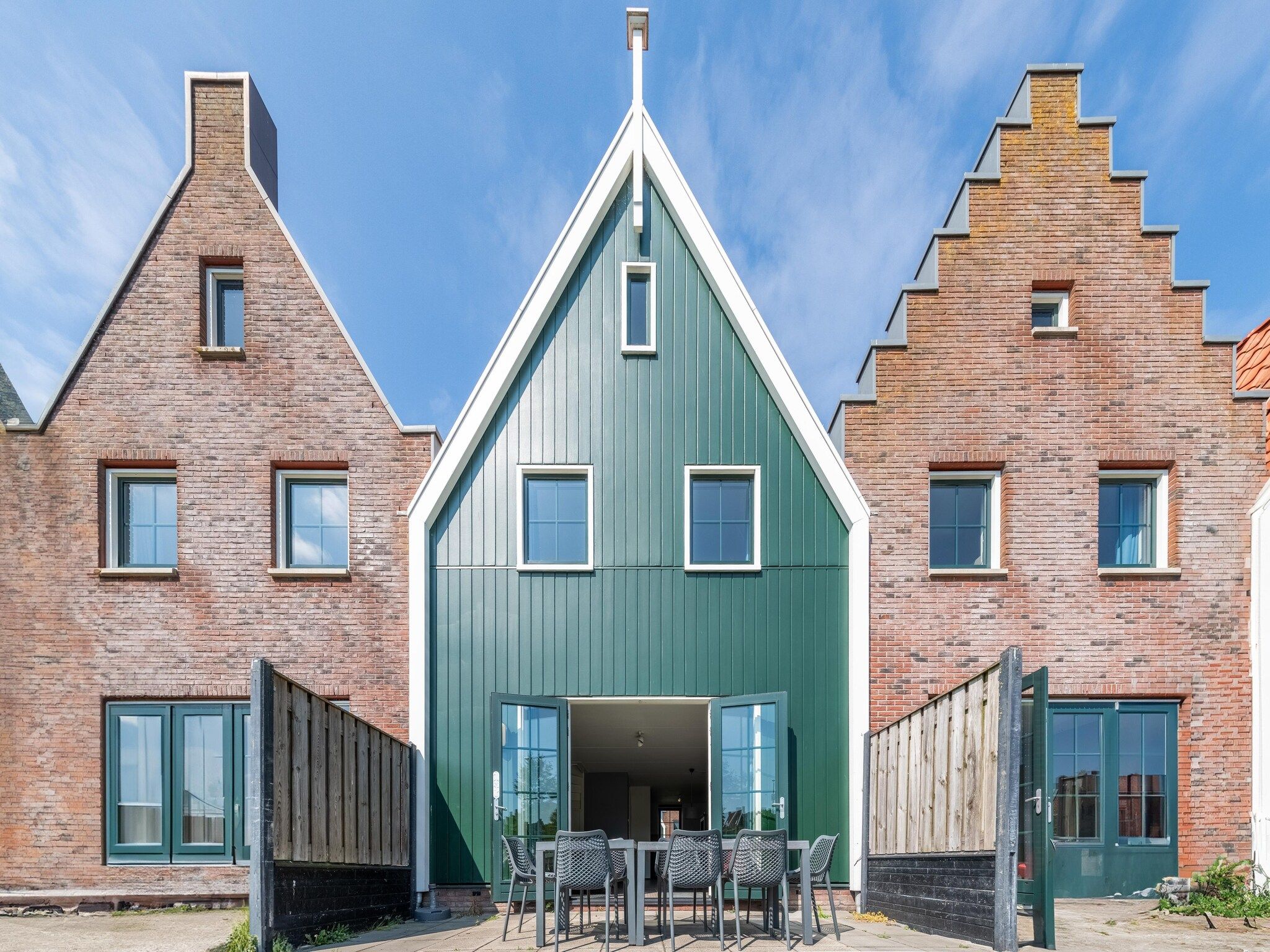 De buitenkant van Marinapark Volendam 12 in Volendam