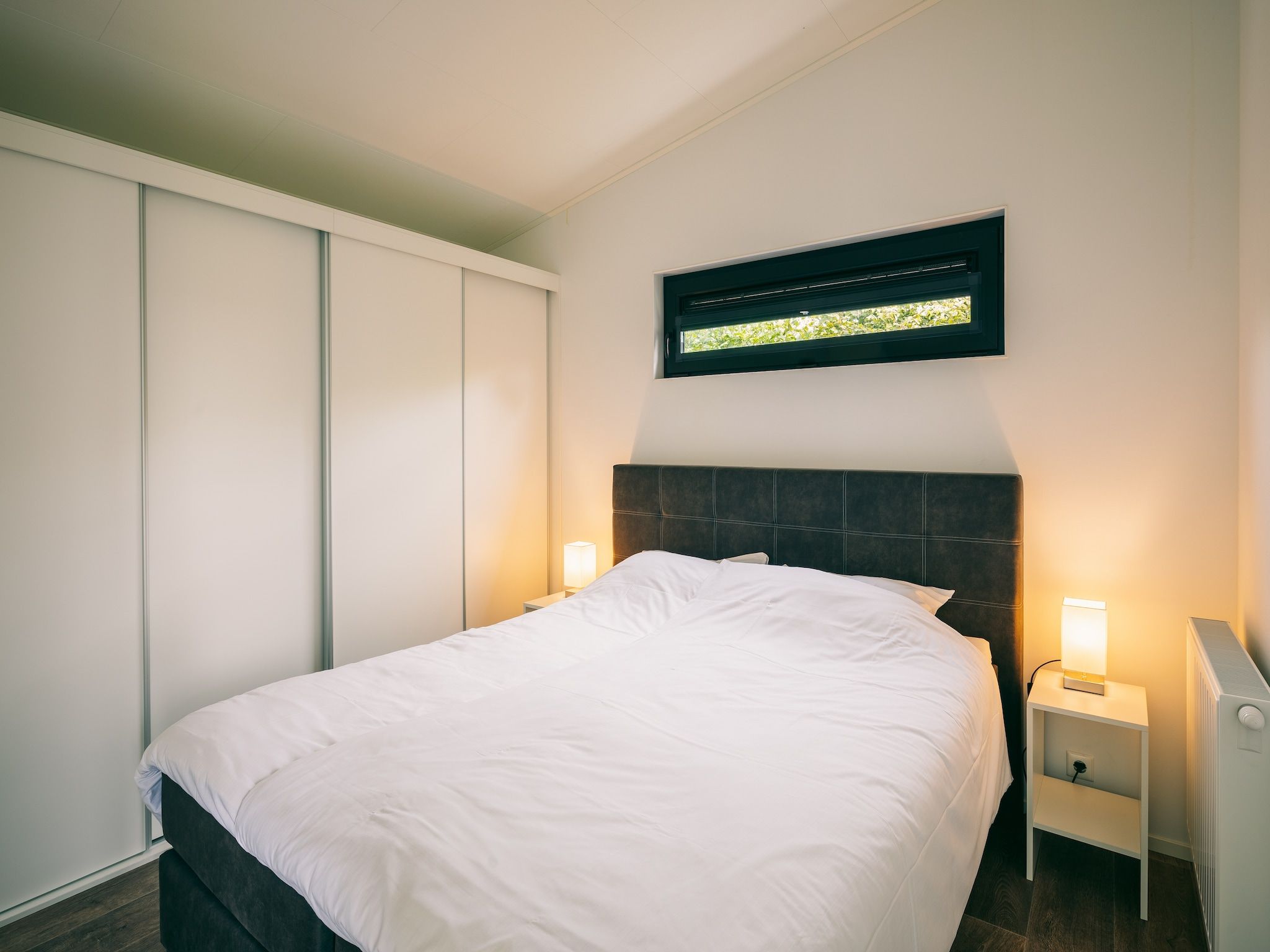 Een slaapkamer van Vakantiepark Zeedijk 1 in Herkingen