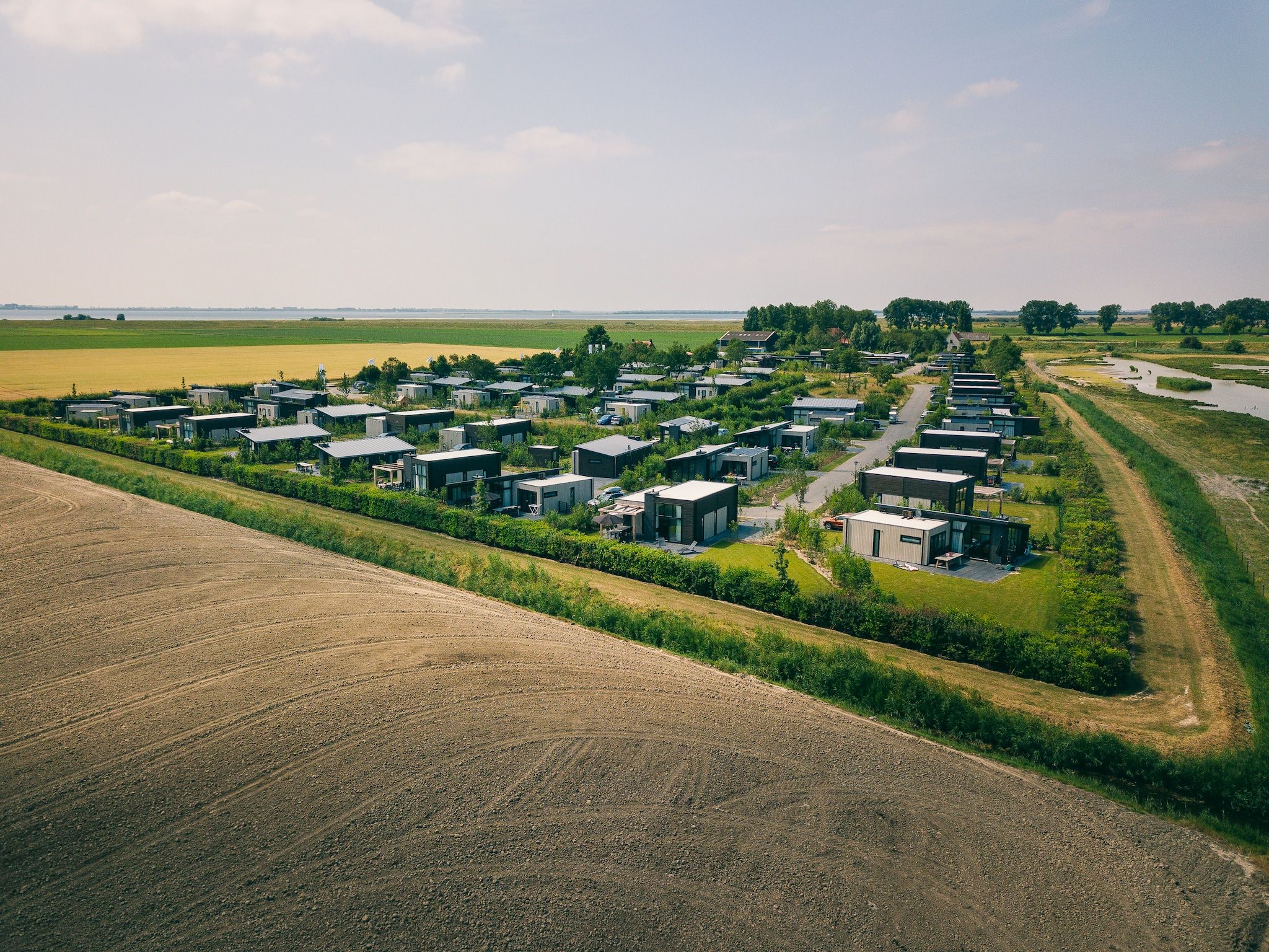 De buitenkant van Vakantiepark Zeedijk 1 in Herkingen