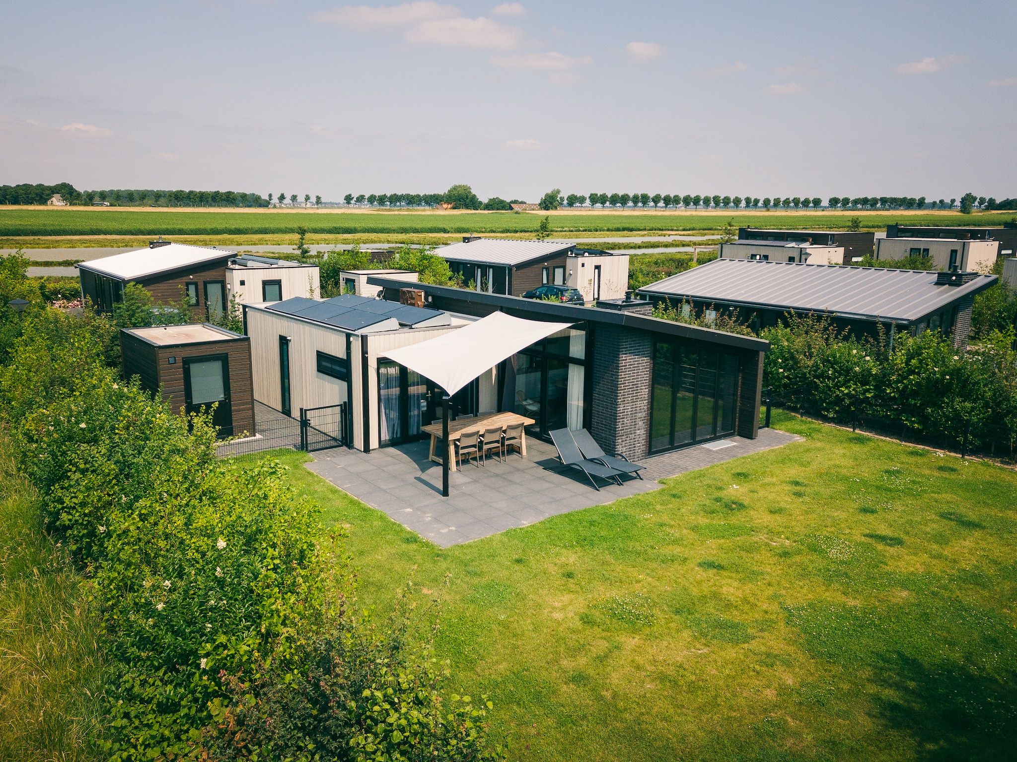 De tuin van Vakantiepark Zeedijk 3 in Herkingen