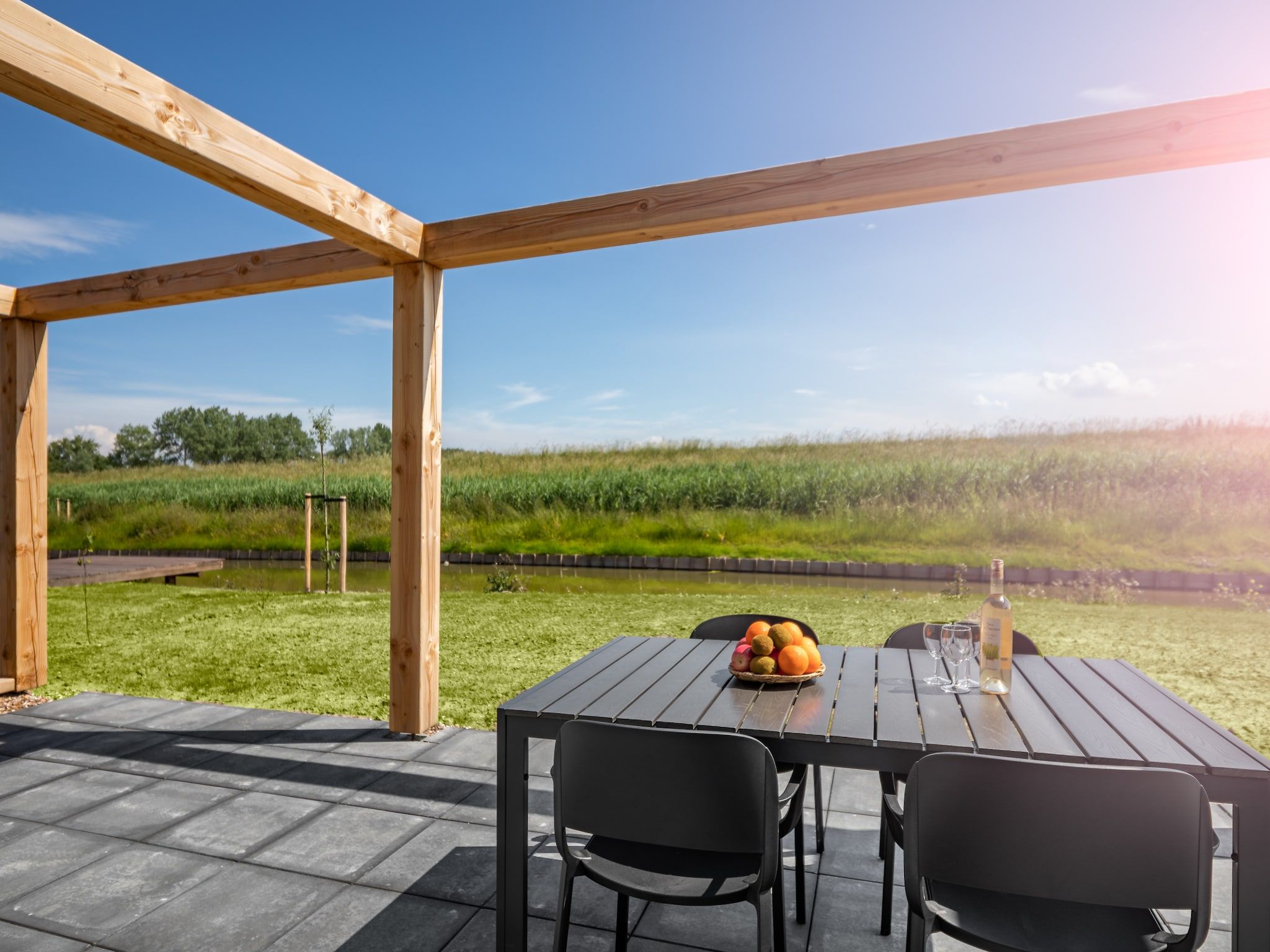 Het terras van Water Village 2 in Kamperland