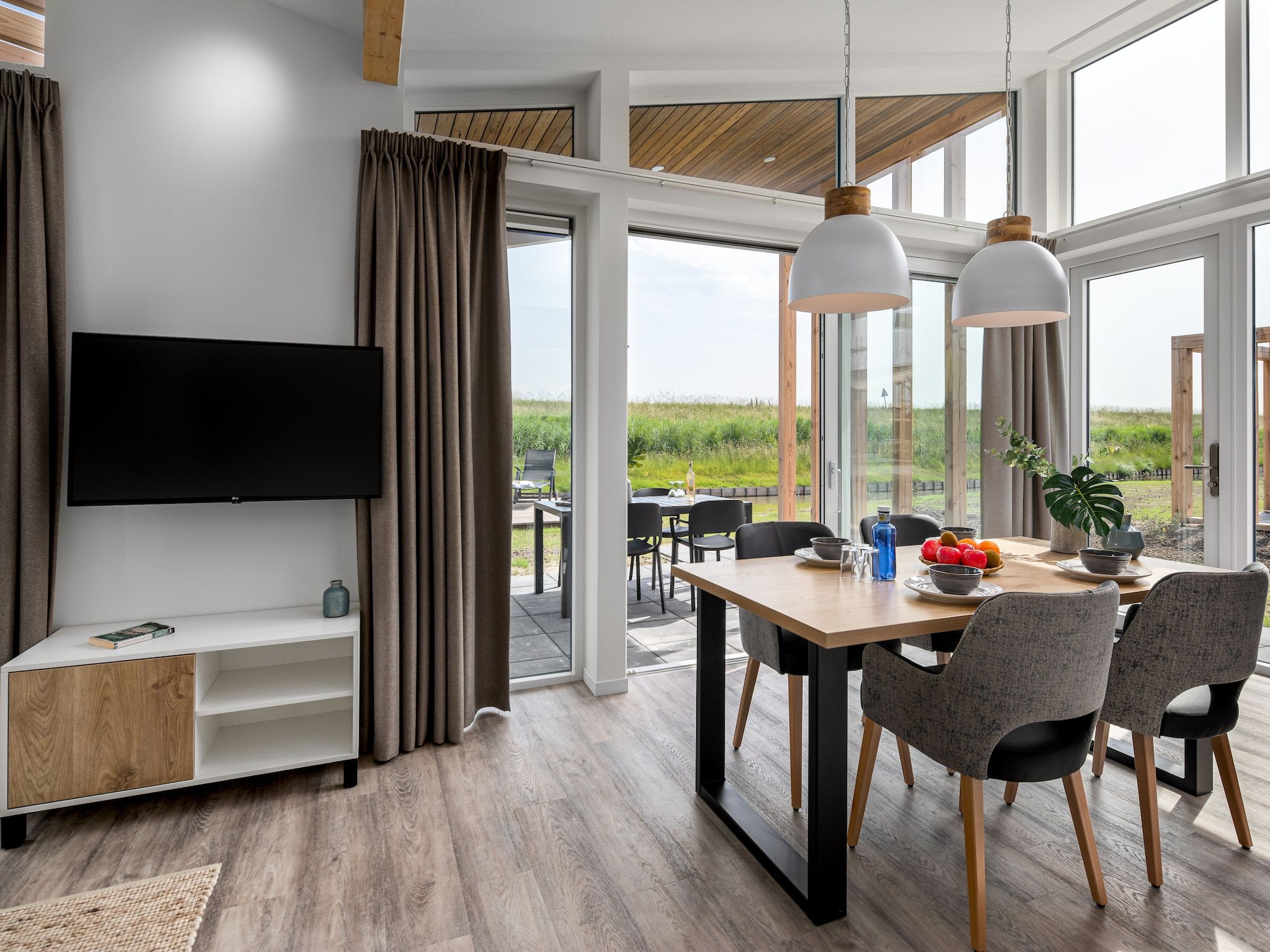 De woonkamer van Water Village 2 in Kamperland