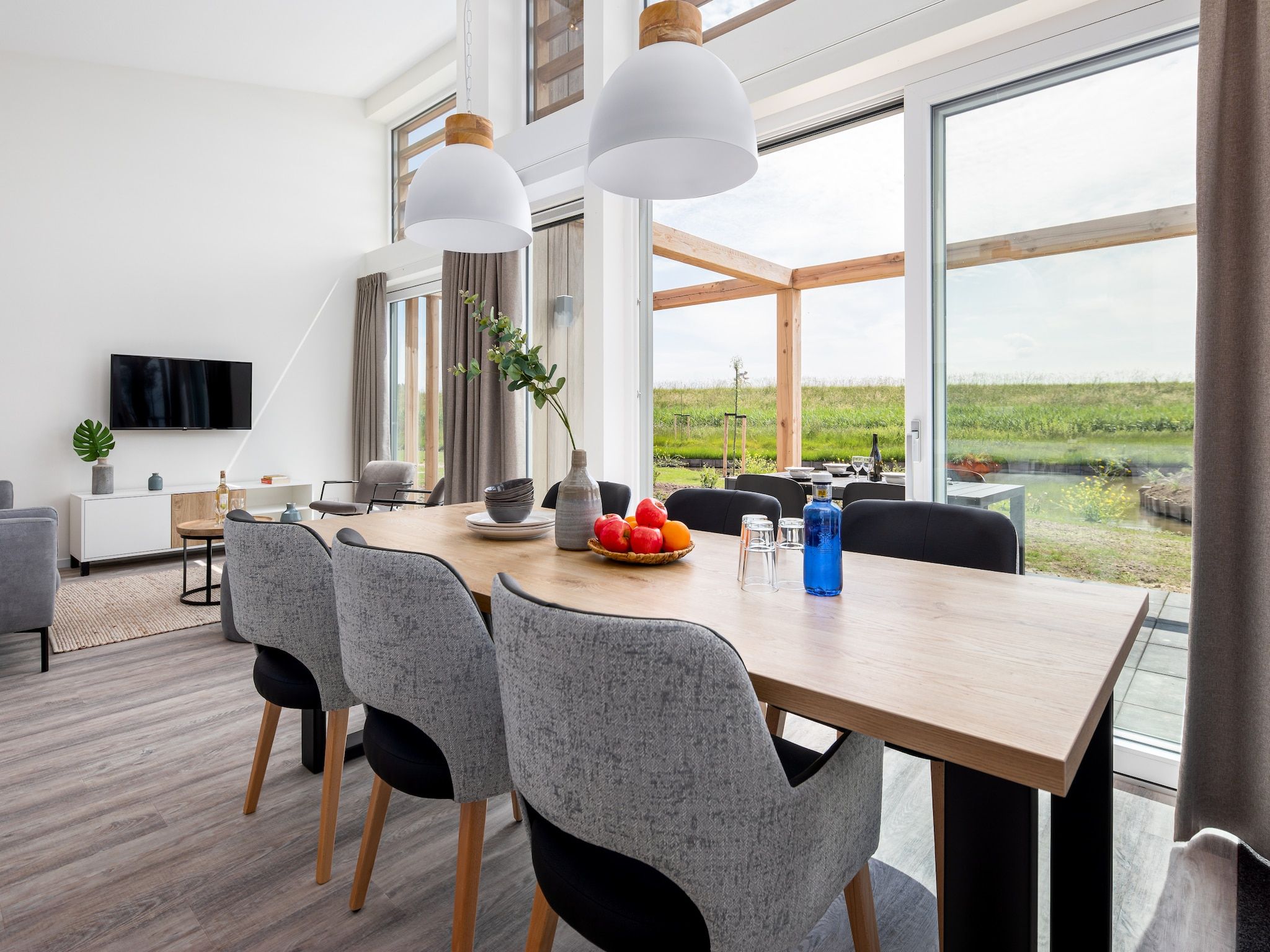 De eetkamer van Water Village 4 in Kamperland