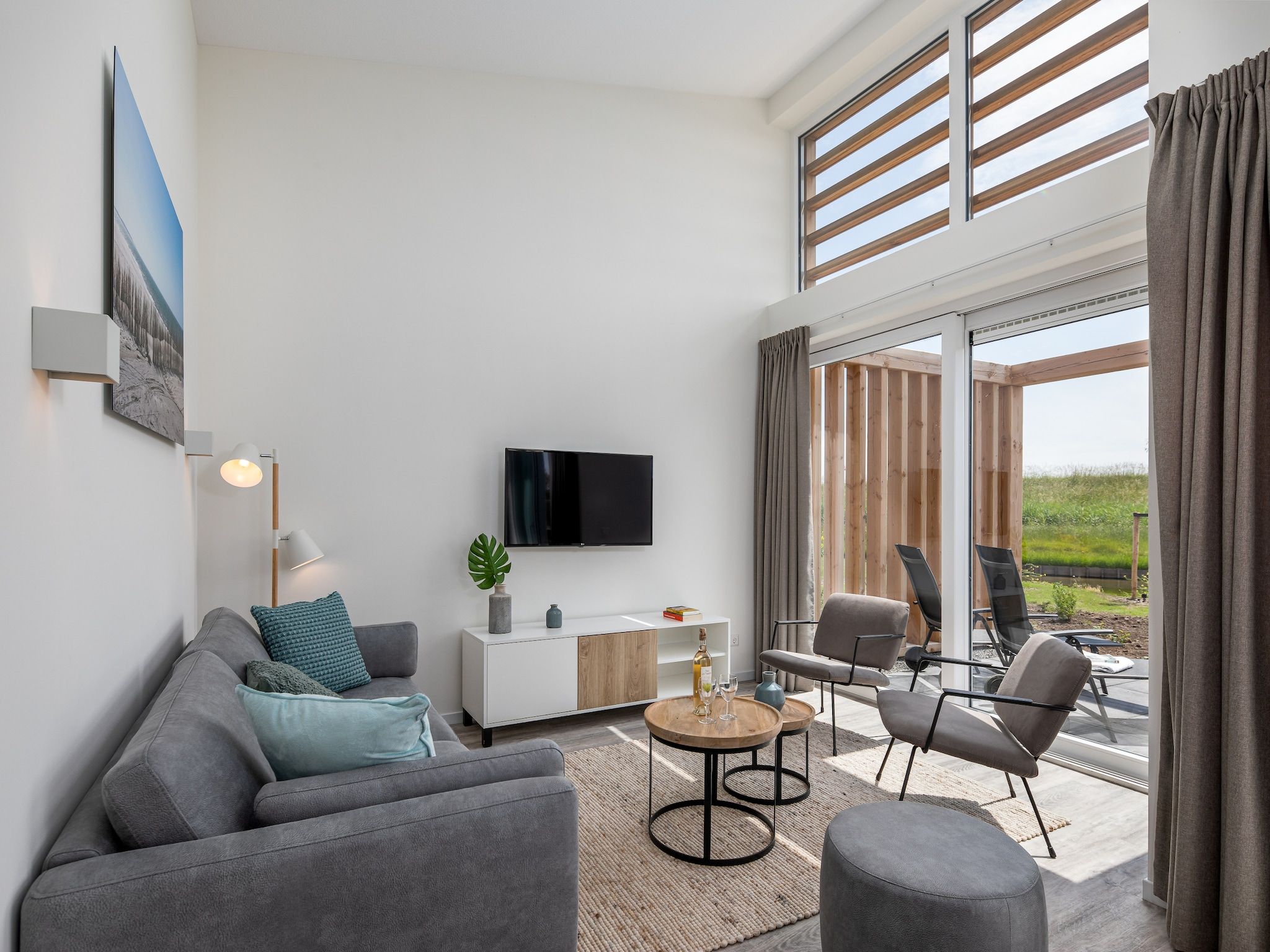 De woonkamer van Water Village 4 in Kamperland