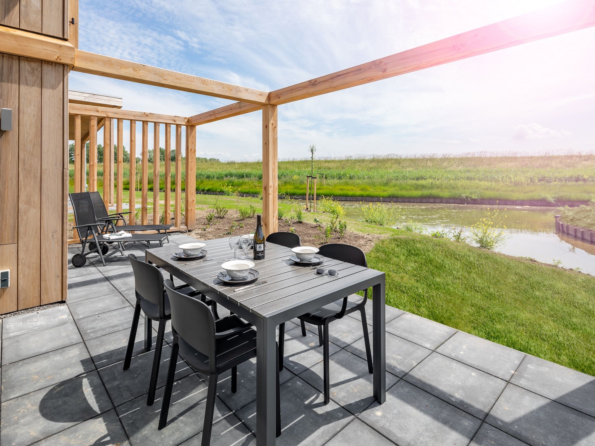 Het terras van Water Village 4 in Kamperland