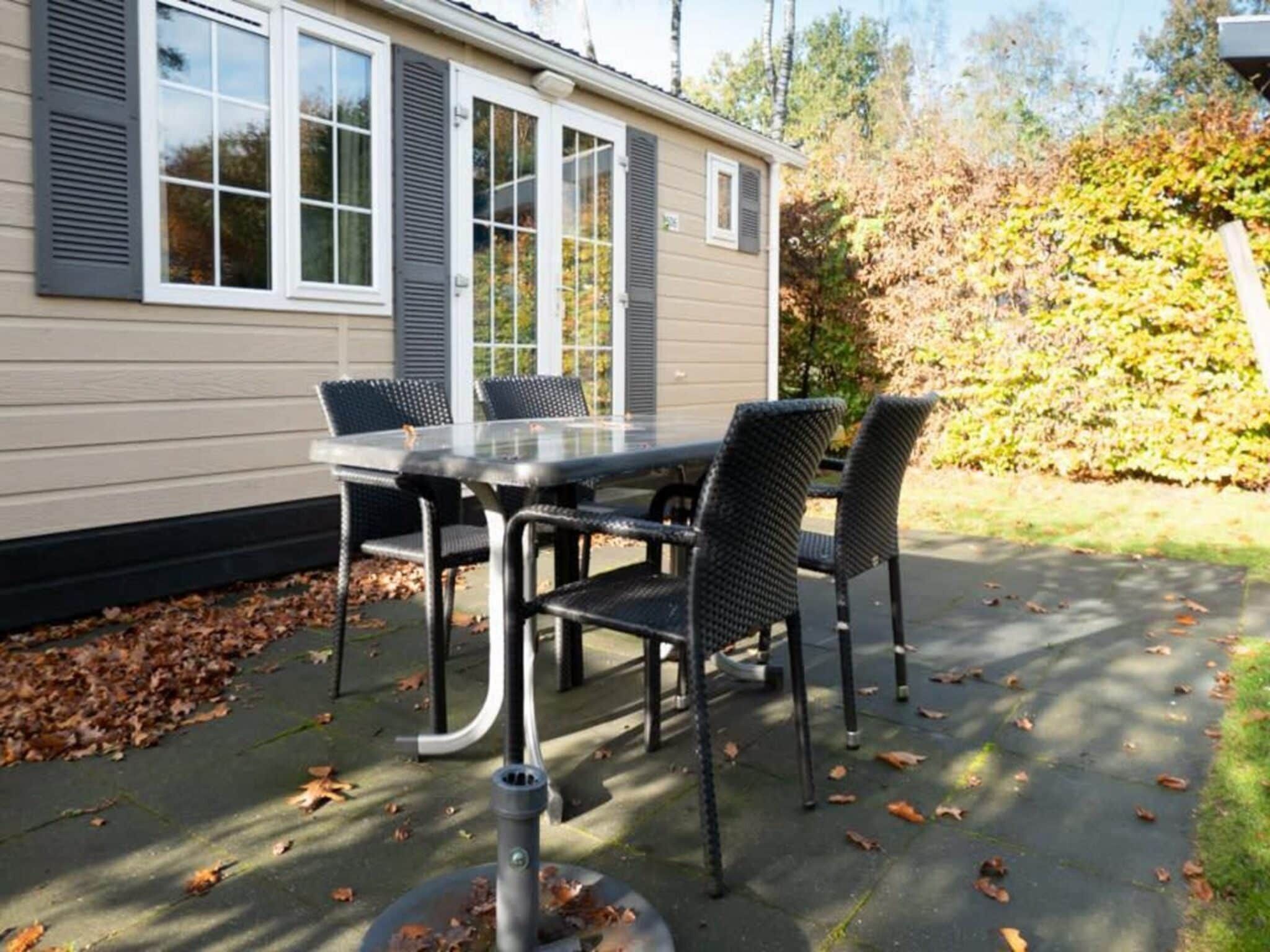 Het terras van Mobilehome 4 in Otterlo