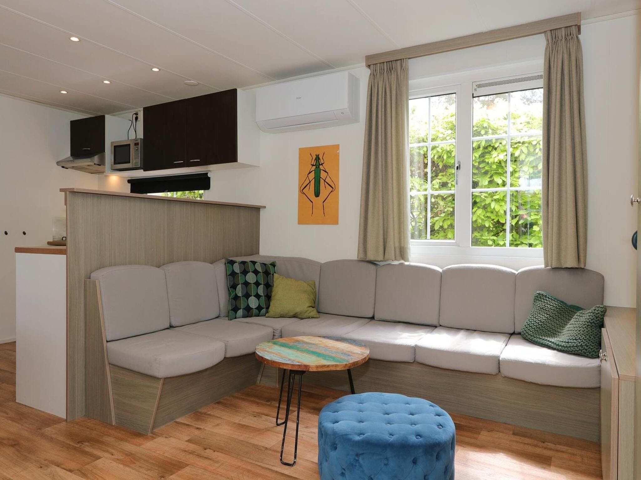 De woonkamer van Mobilehome 6 in Otterlo