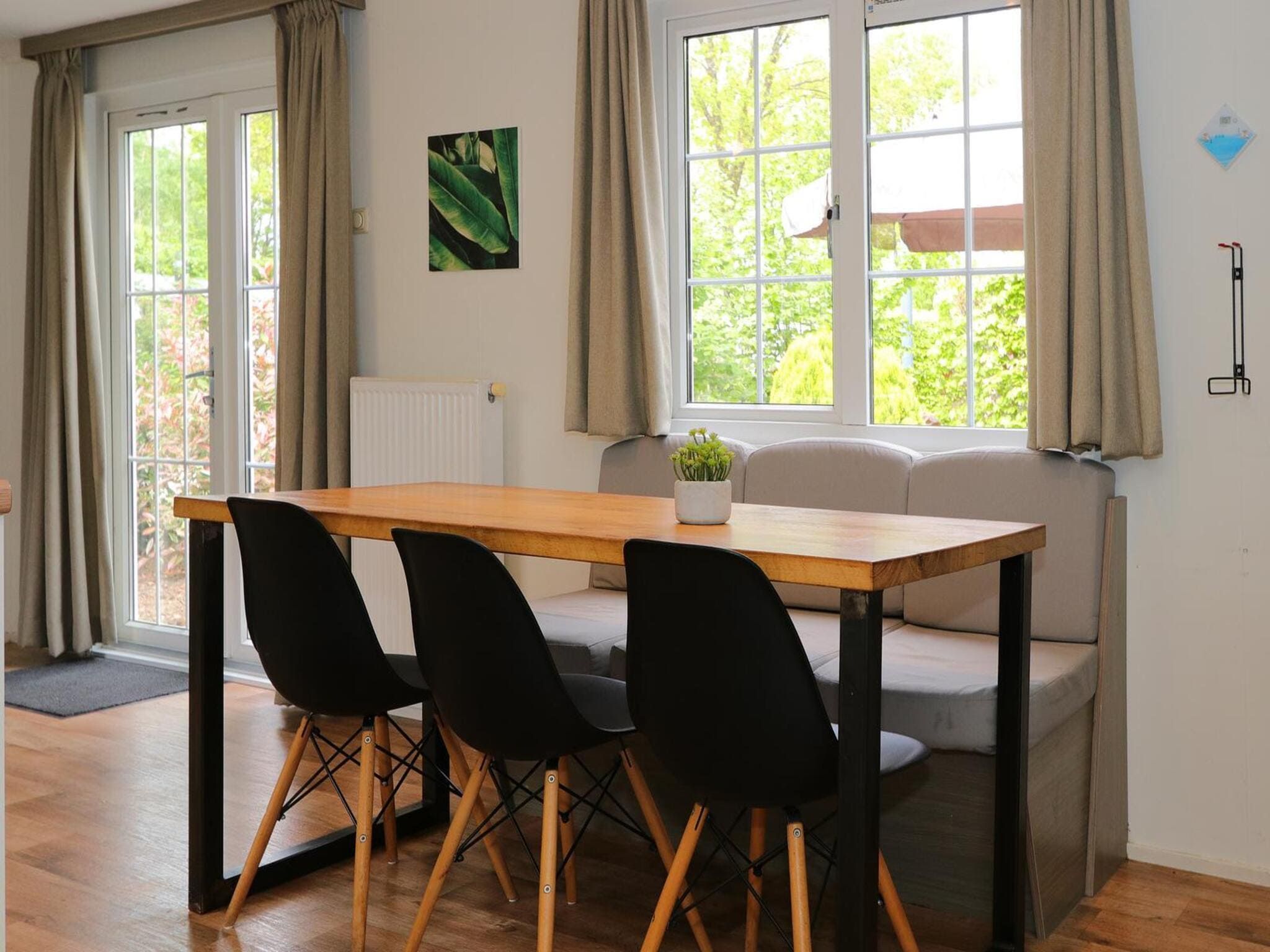 De eetkamer van Mobilehome 6 in Otterlo