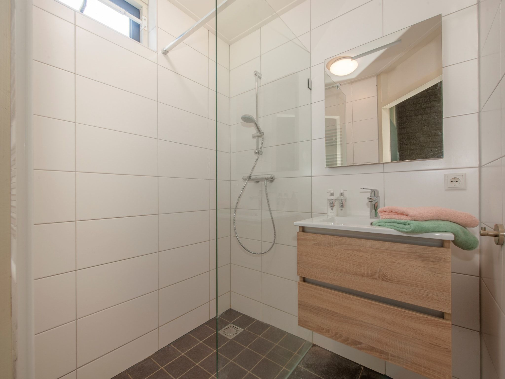De badkamer van Vakantiepark Weerterbergen 8 in Weert