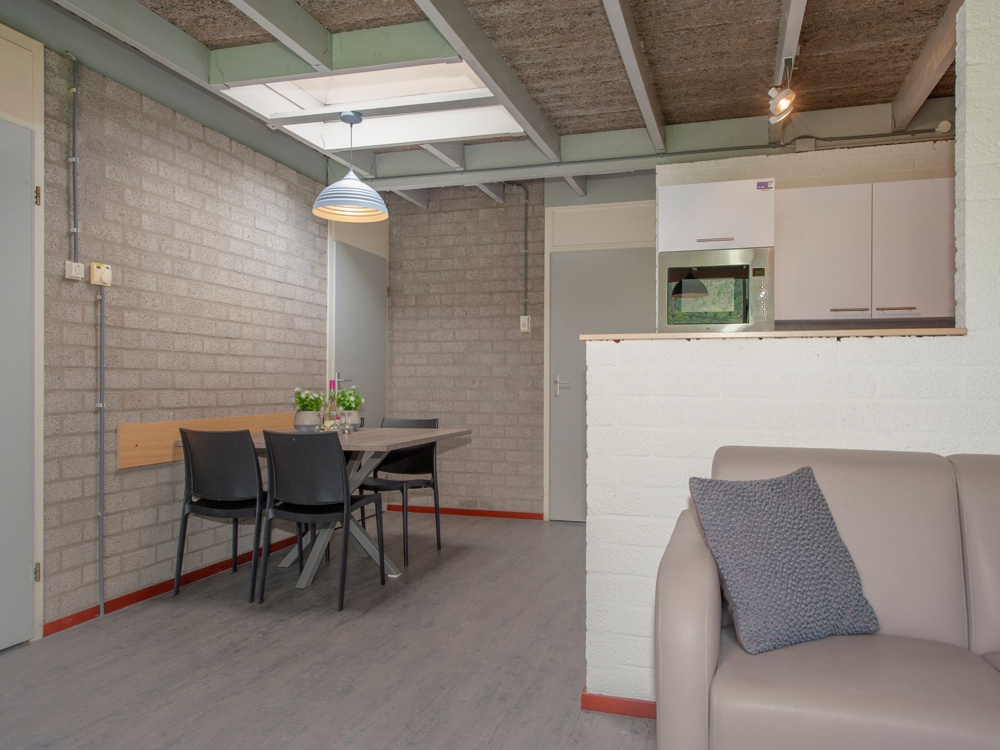 De eetkamer van Vakantiepark Weerterbergen 8 in Weert