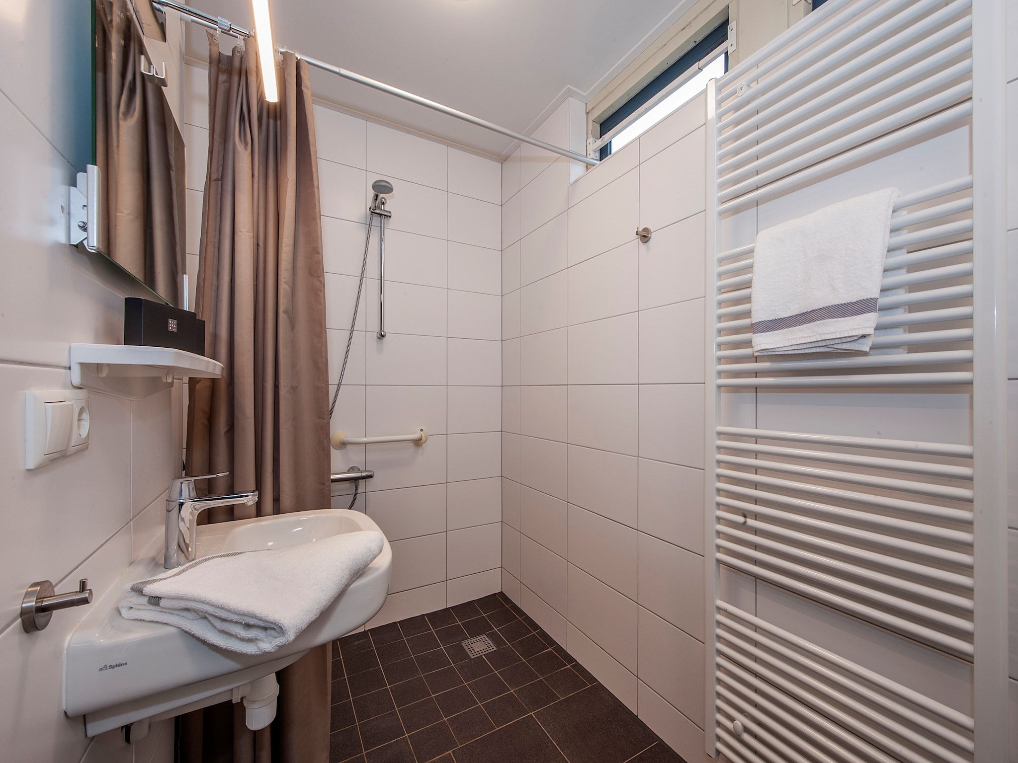 De badkamer van Vakantiepark Weerterbergen 10 in Weert