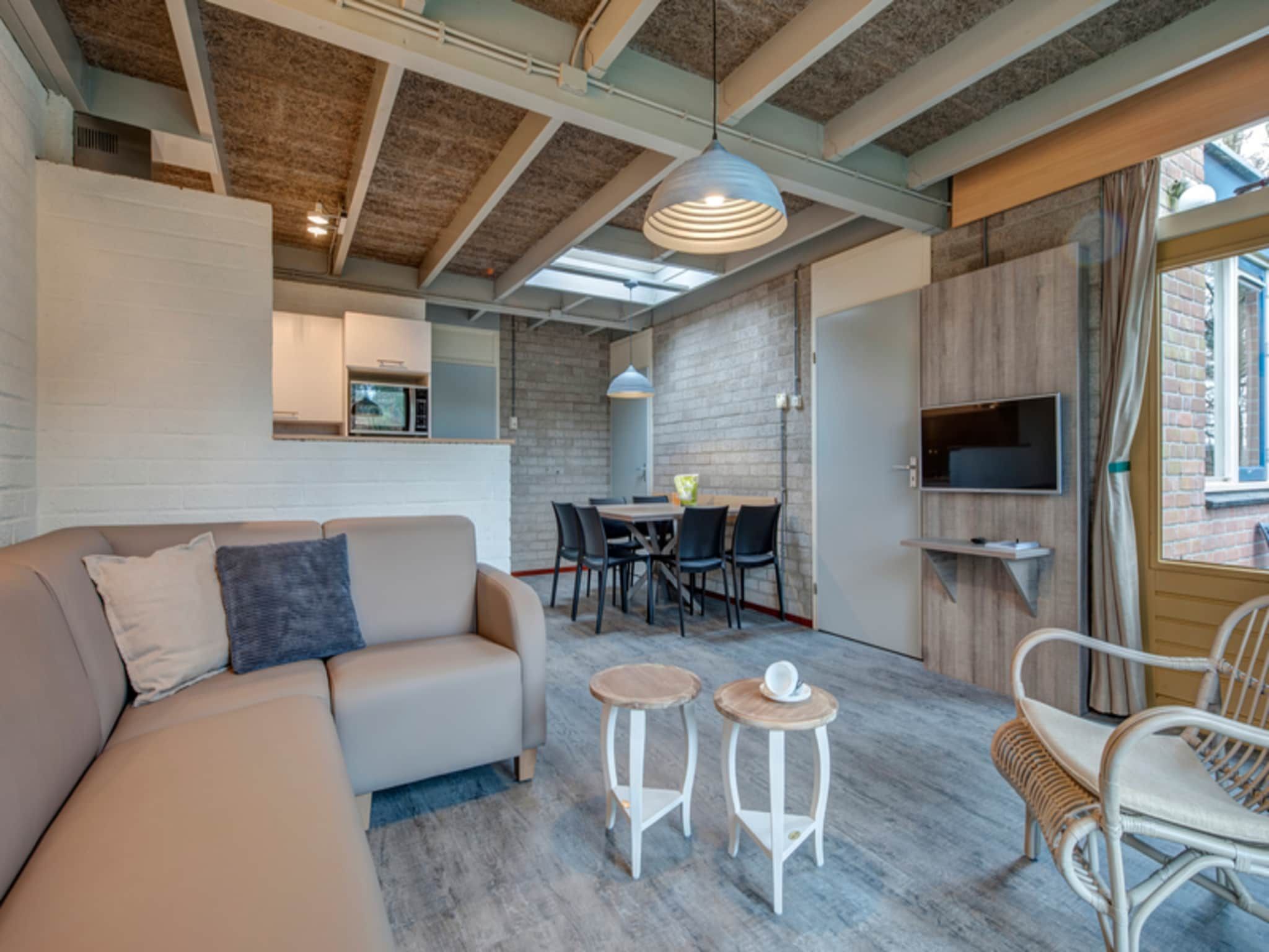 De woonkamer van Vakantiepark Weerterbergen 10 in Weert