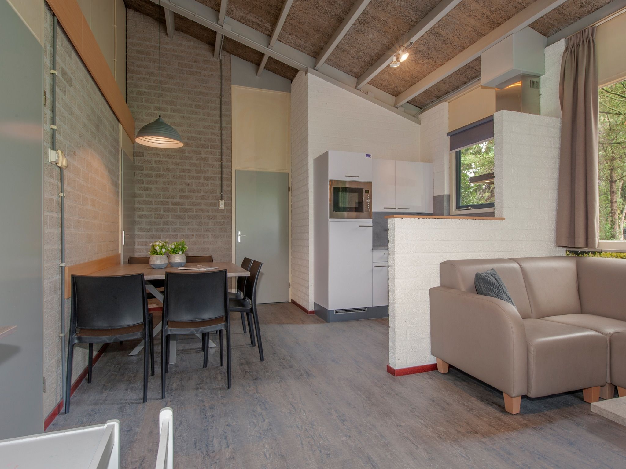 De woonkamer van Vakantiepark Weerterbergen 11 in Weert