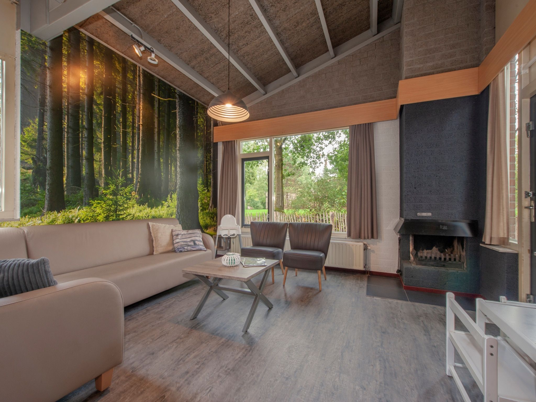 De woonkamer van Vakantiepark Weerterbergen 11 in Weert