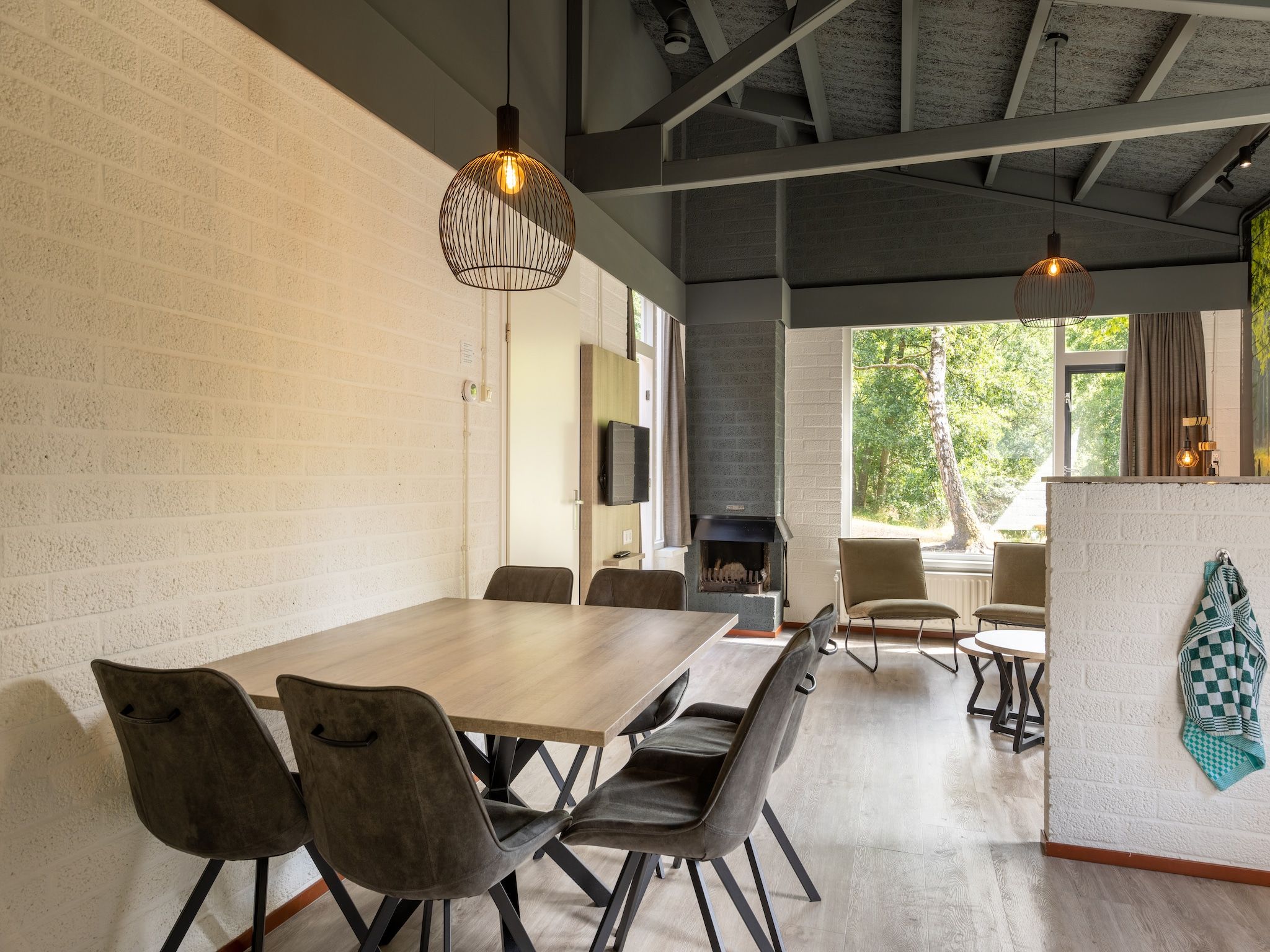 De eetkamer van Vakantiepark Weerterbergen 12 in Weert