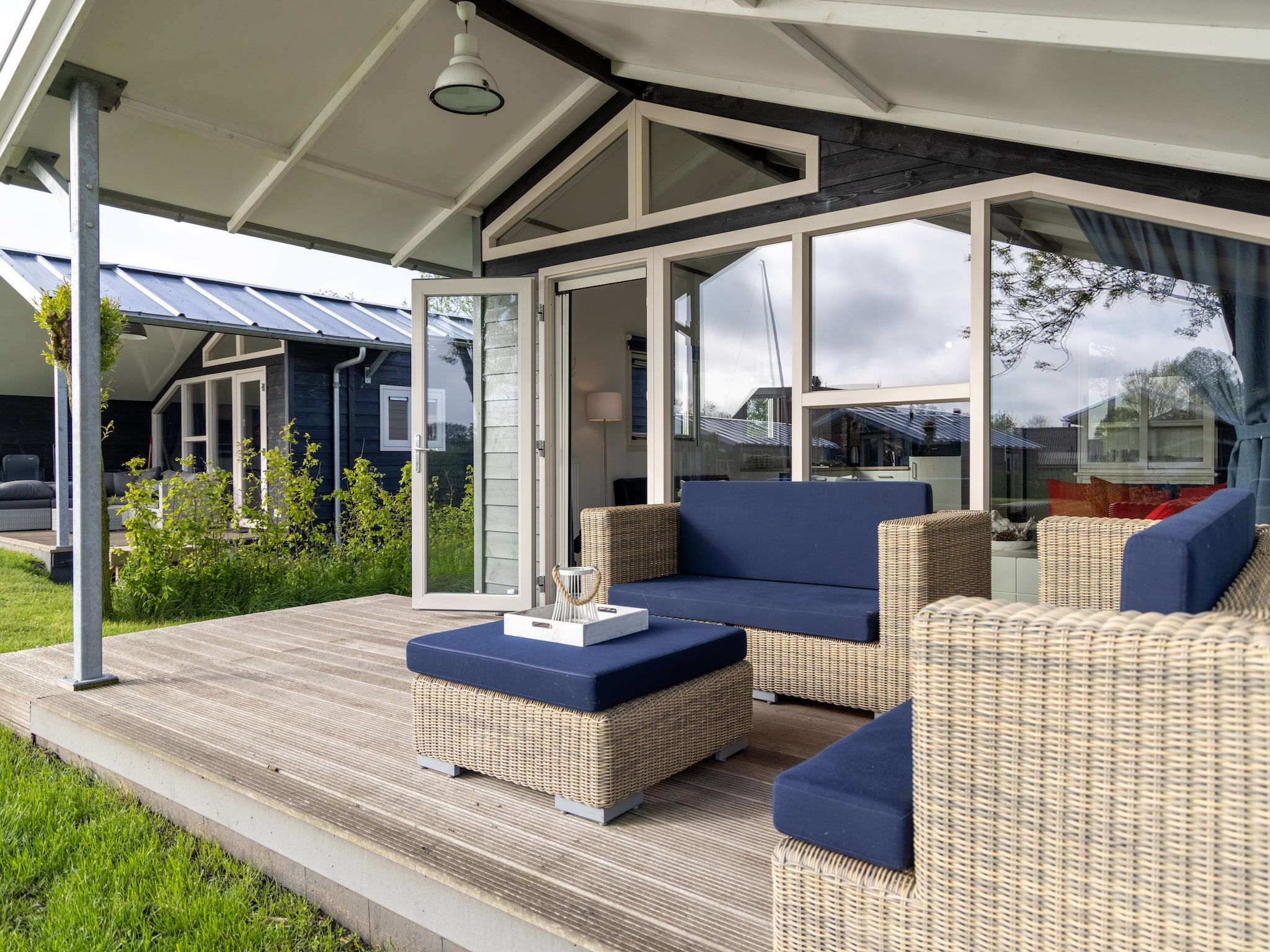 Het terras van Waterpark Terkaple 2 in Terkaple