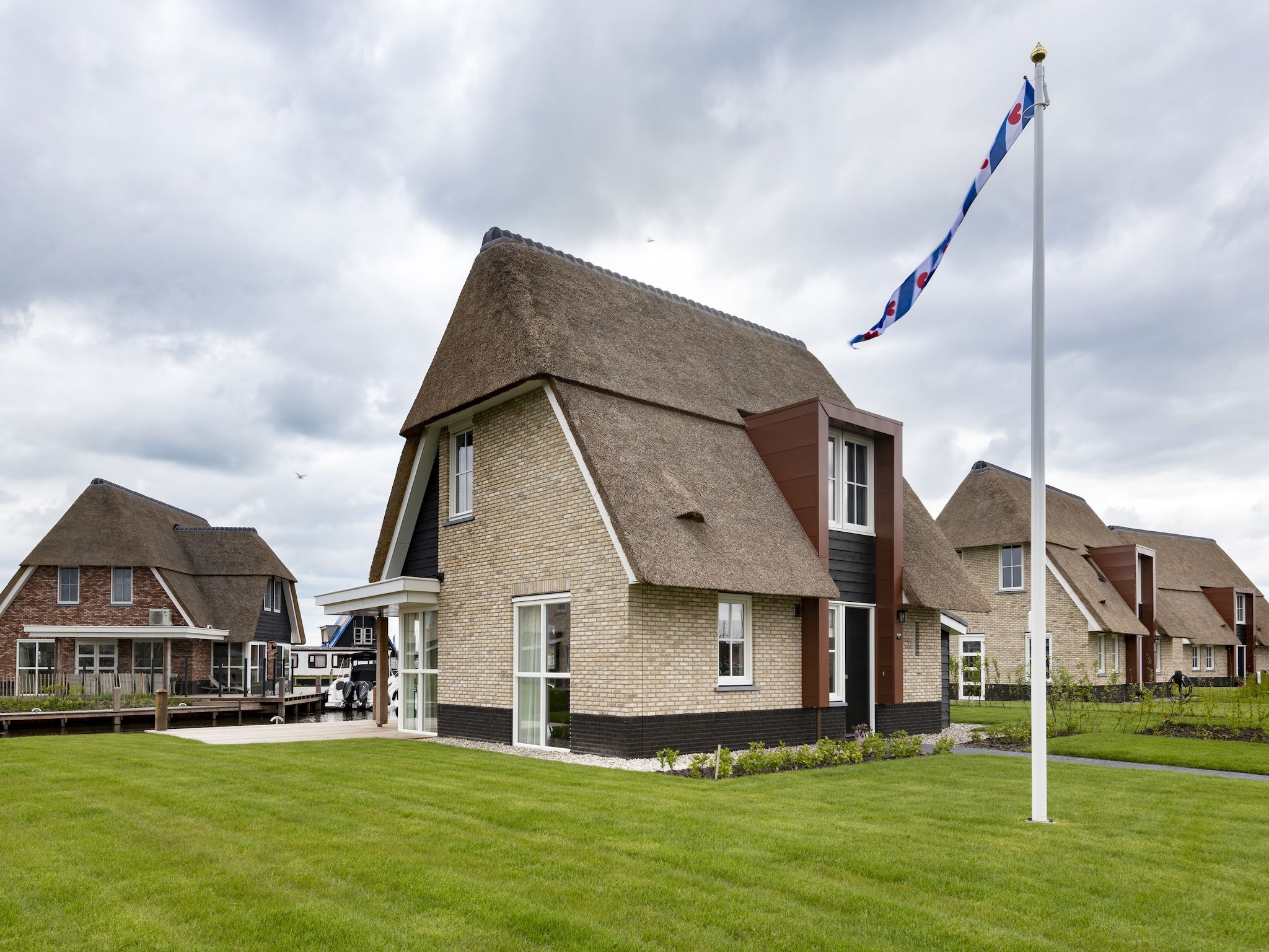 De buitenkant van Friese Meren Villa's 2 in Delfstrahuizen