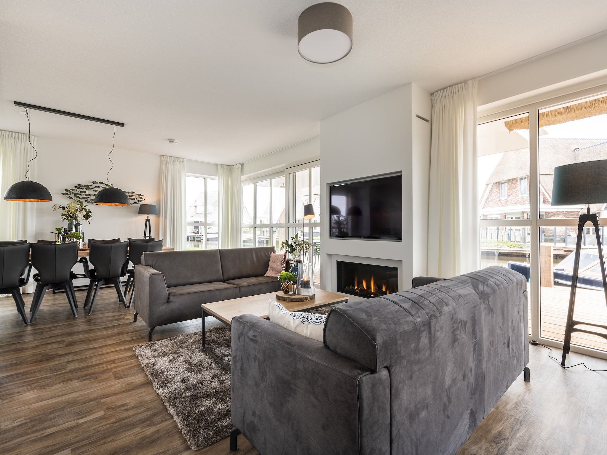 De woonkamer van Friese Meren Villa's 2 in Delfstrahuizen