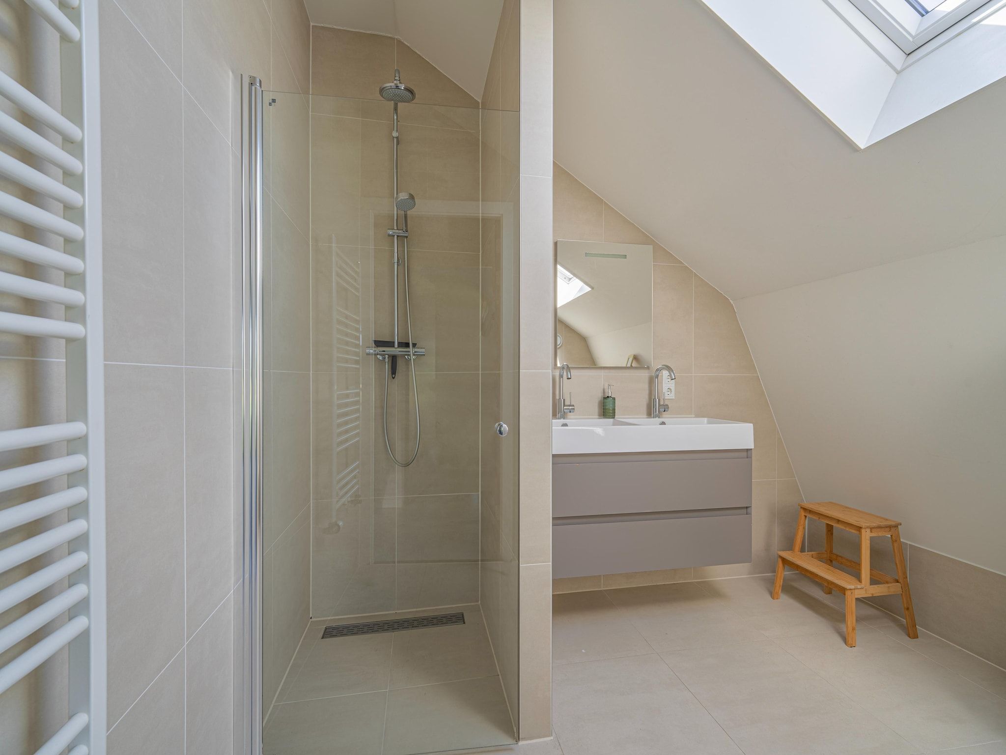 De badkamer van Duinvilla aan het Meer in Egmond aan den Hoef