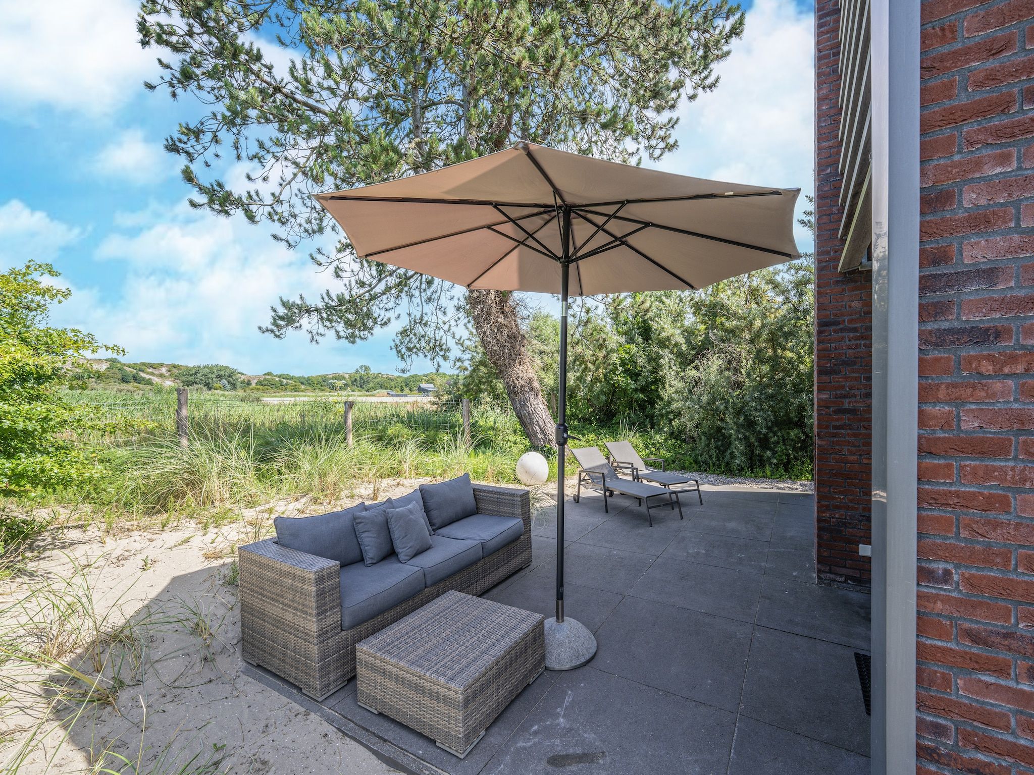 Het terras van Duinvilla aan het Meer in Egmond aan den Hoef