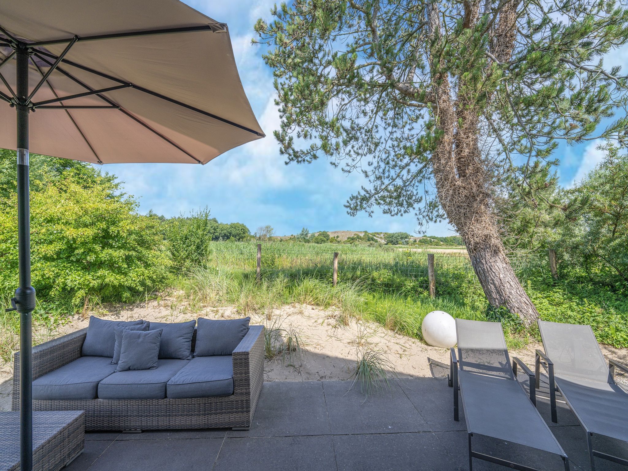 Het terras van Duinvilla in Egmond aan den Hoef