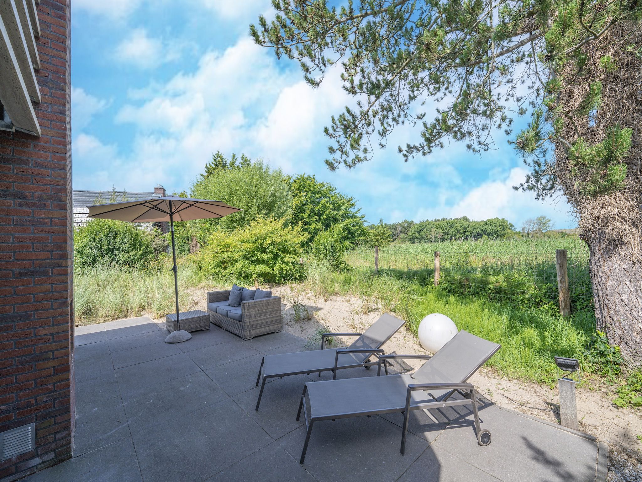 Het terras van Duinvilla aan het Meer in Egmond aan den Hoef