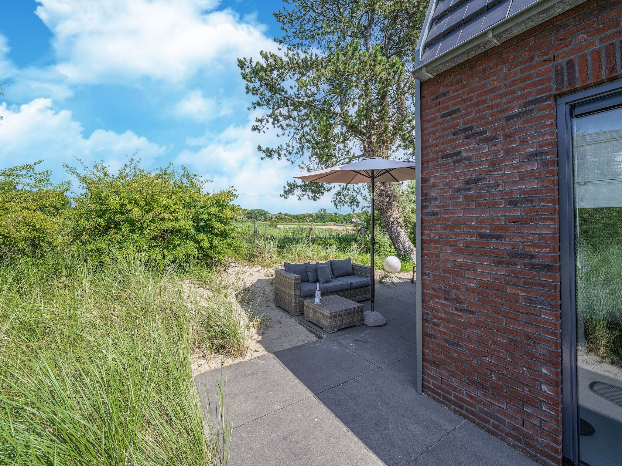 Het terras van Duinvilla aan het Meer in Egmond aan den Hoef