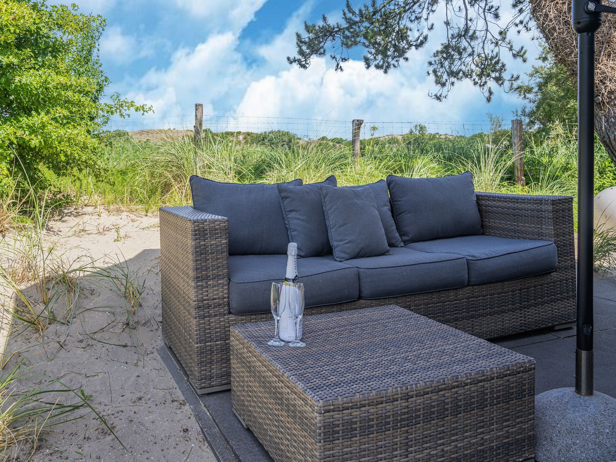 Het terras van Duinvilla aan het Meer in Egmond aan den Hoef