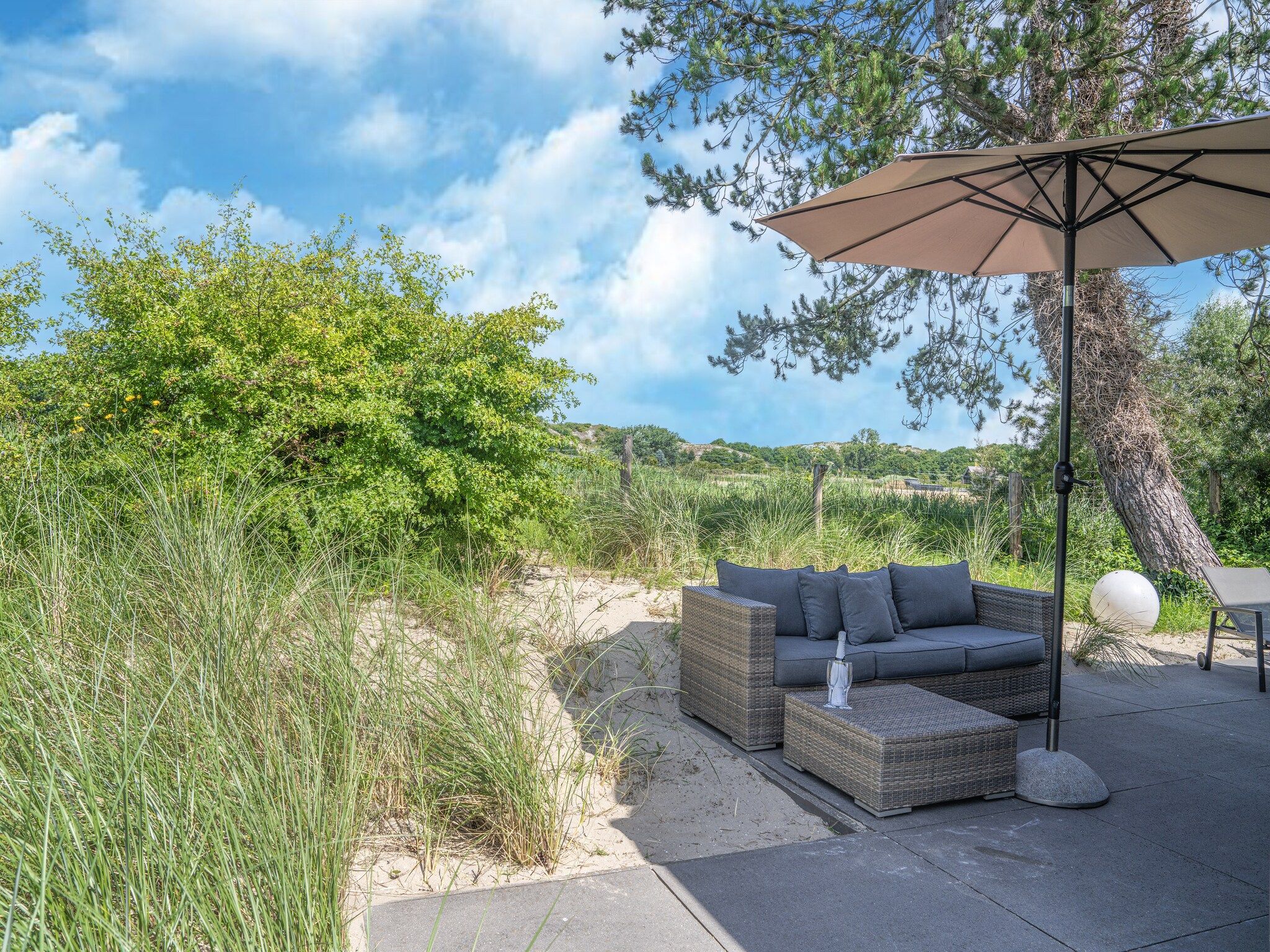 Het terras van Duinvilla in Egmond aan den Hoef