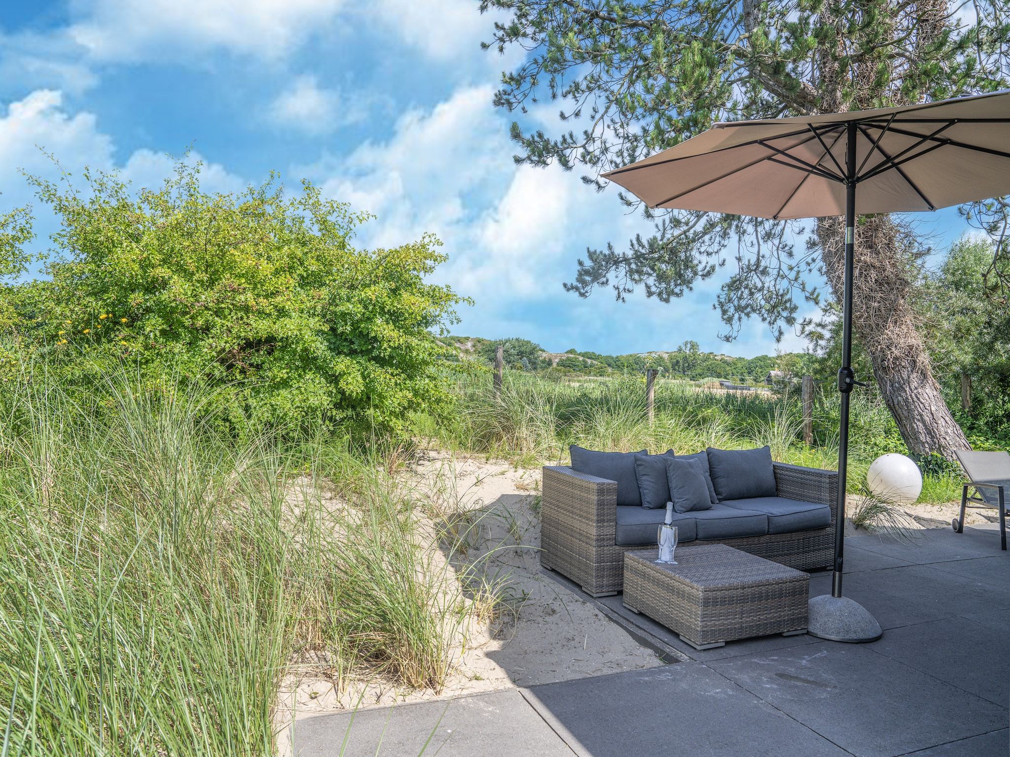 Het terras van Duinvilla aan het Meer in Egmond aan den Hoef