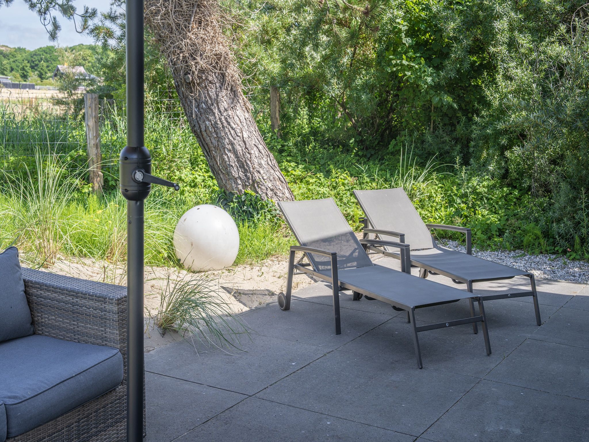 Het terras van Duinvilla in Egmond aan den Hoef