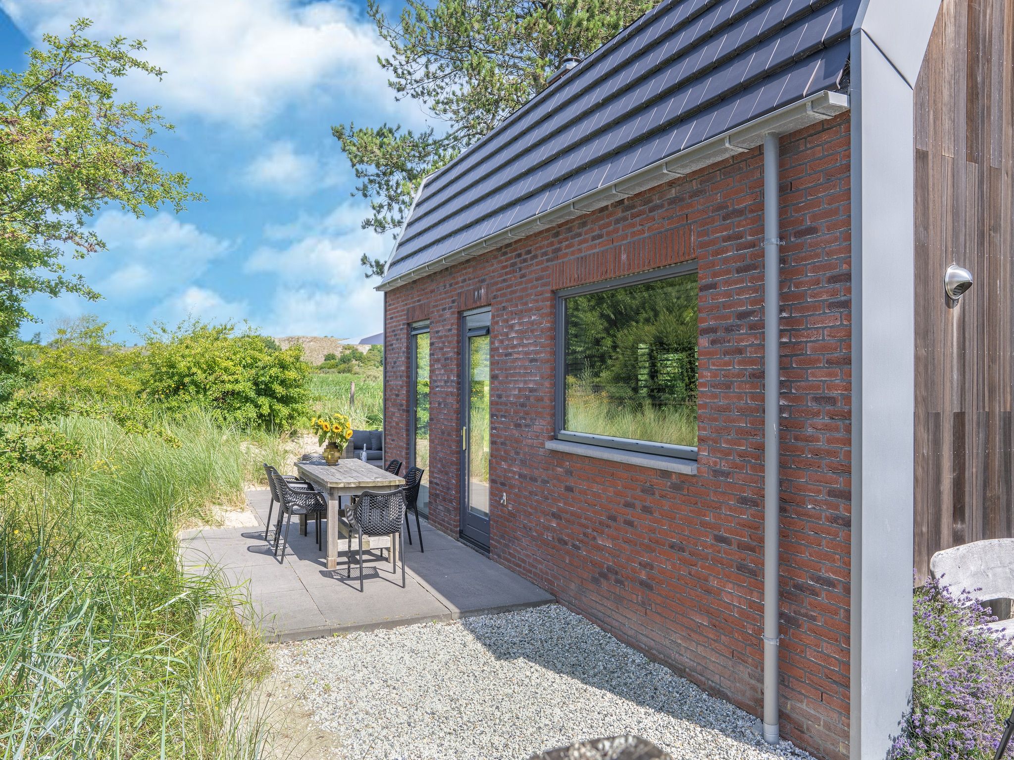 Het terras van Duinvilla aan het Meer in Egmond aan den Hoef