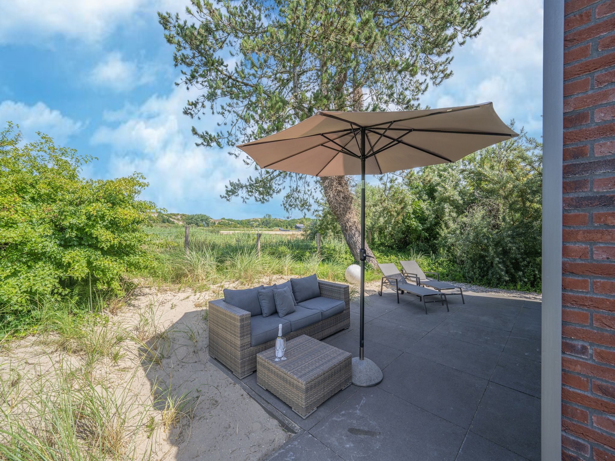 Het terras van Duinvilla aan het Meer in Egmond aan den Hoef