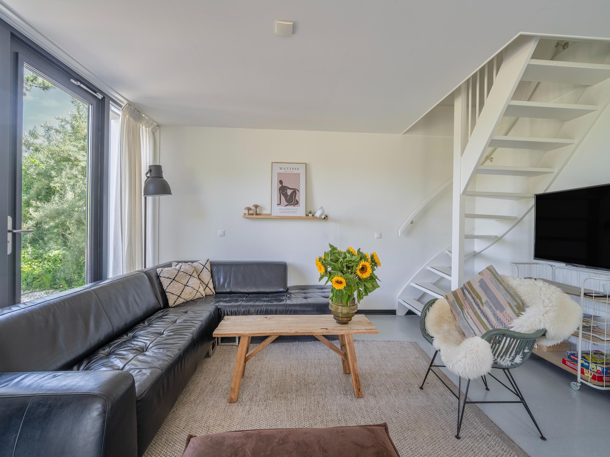 De woonkamer van Duinvilla aan het Meer in Egmond aan den Hoef