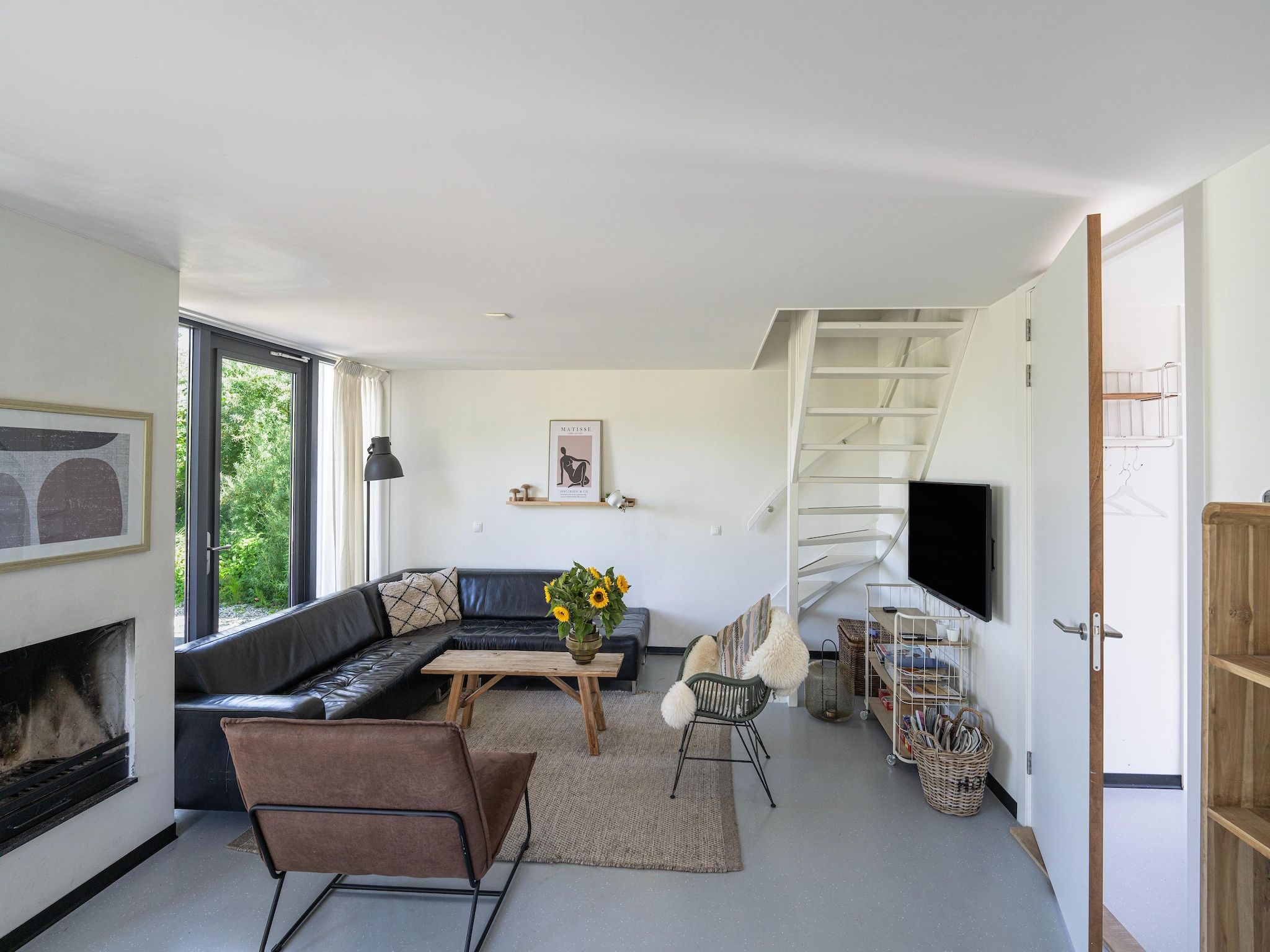 De woonkamer van Duinvilla aan het Meer in Egmond aan den Hoef