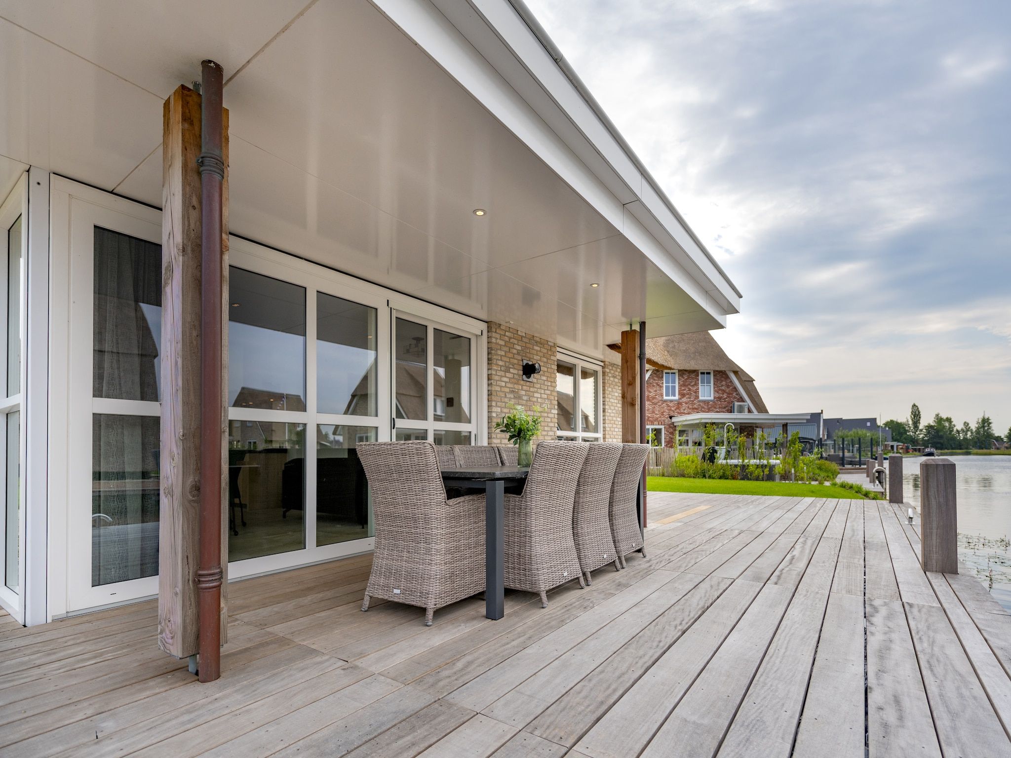 Het terras van Friese Meren Villa's 5 in Delfstrahuizen