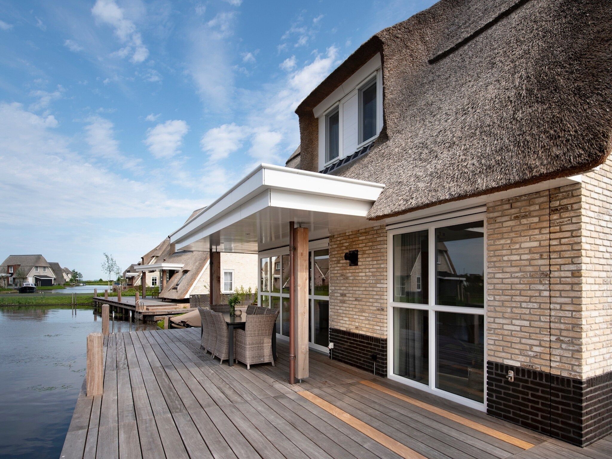 Het terras van Friese Meren Villa's 5 in Delfstrahuizen