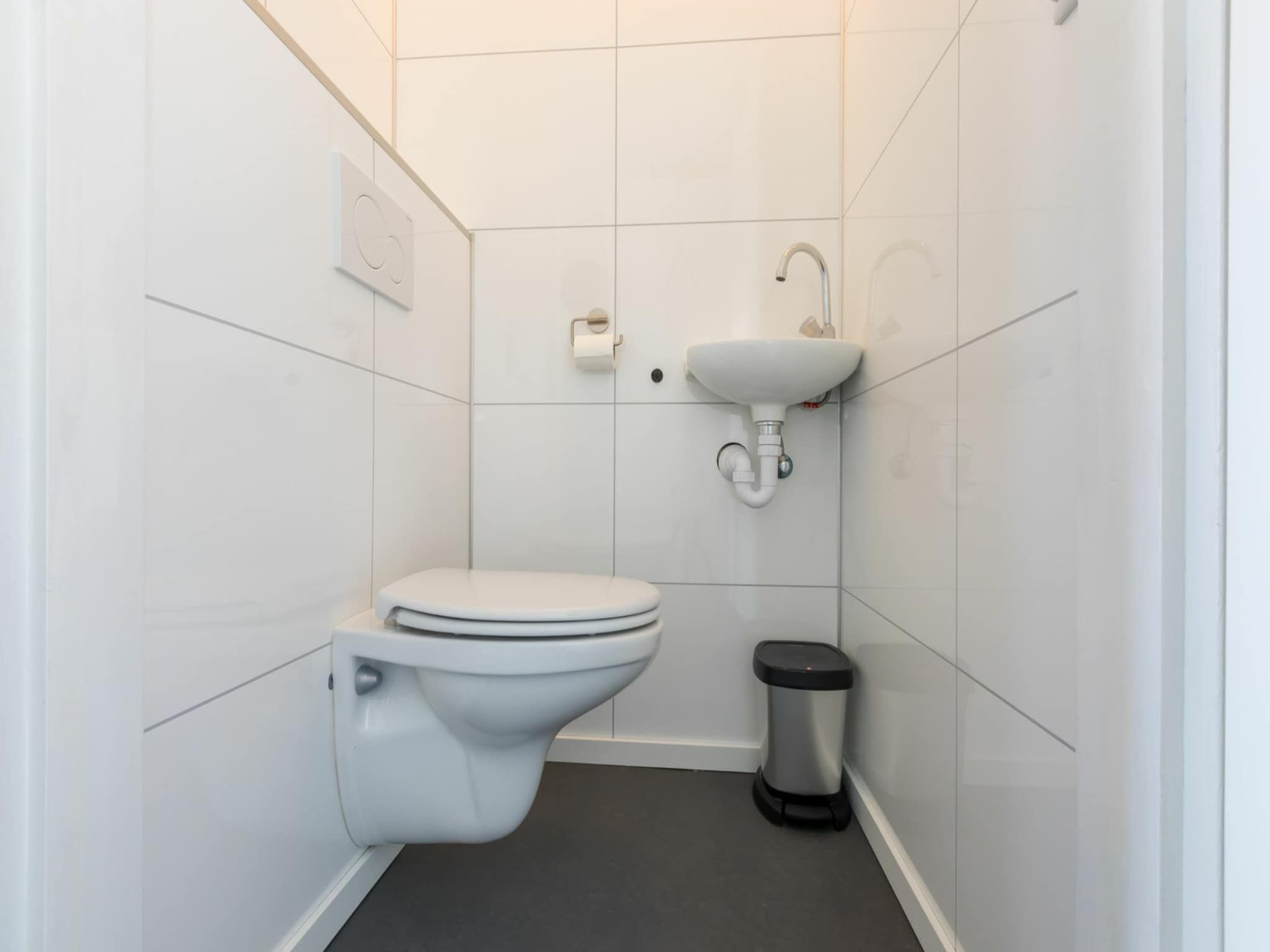 De badkamer van Vroondijk 2- duinappel en zonnebes in Vrouwenpolder