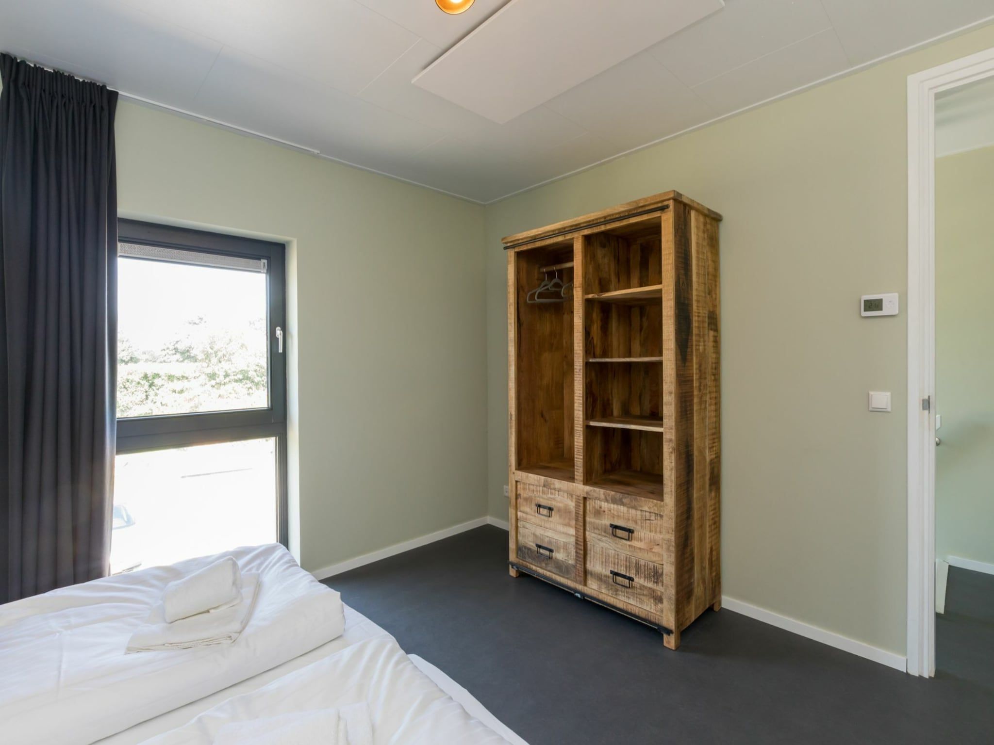 Een slaapkamer van Vroondijk 2- duinappel en zonnebes in Vrouwenpolder