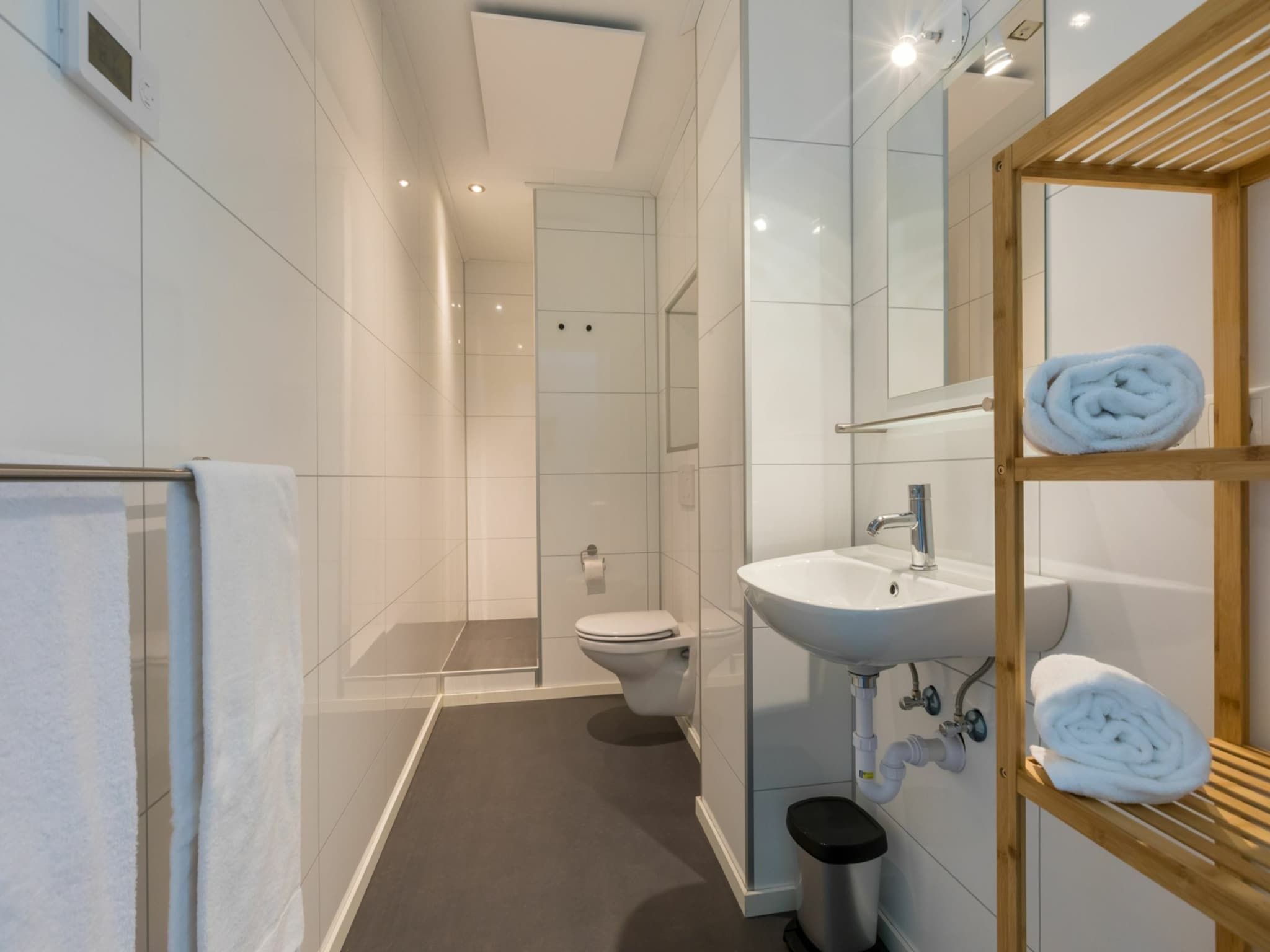 De badkamer van Vroondijk 2- duinappel en zonnebes in Vrouwenpolder